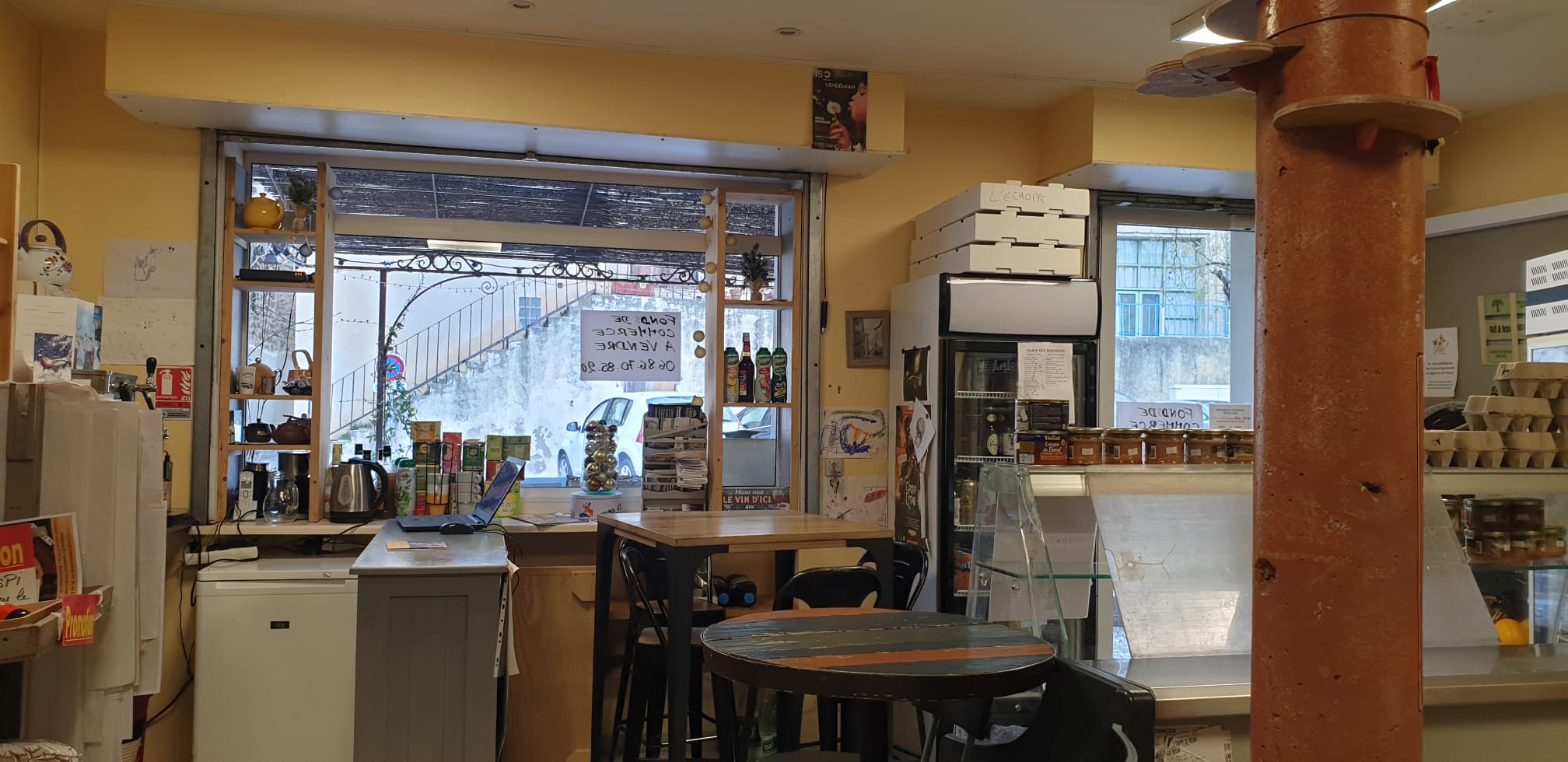 A vendre dans commune proche de Clermond l'Hérault,  fond de commerce,  60 m2 t, epicerie,  café,  salon de thé ( licence 3 grande restauration).
Possibilité d'agrandir le local grâce à une pièce attenante, qui permettrait de booster le chiffre d'affaire au niveau du bar ou du coin traiteur.
Ce commerce est situé  au centre du village.
Sa clientèle est composée de locaux et de touristes.
Afin de faciliter l'installation,  possibilité de location provisoire d'un T2 meublé, tout proche du local.
La mairie est propriétaire du local, et un petit loyer  est demandé.
Plus de photos sur demande. 
Je reste a votre disposition pour plus de renseignements.