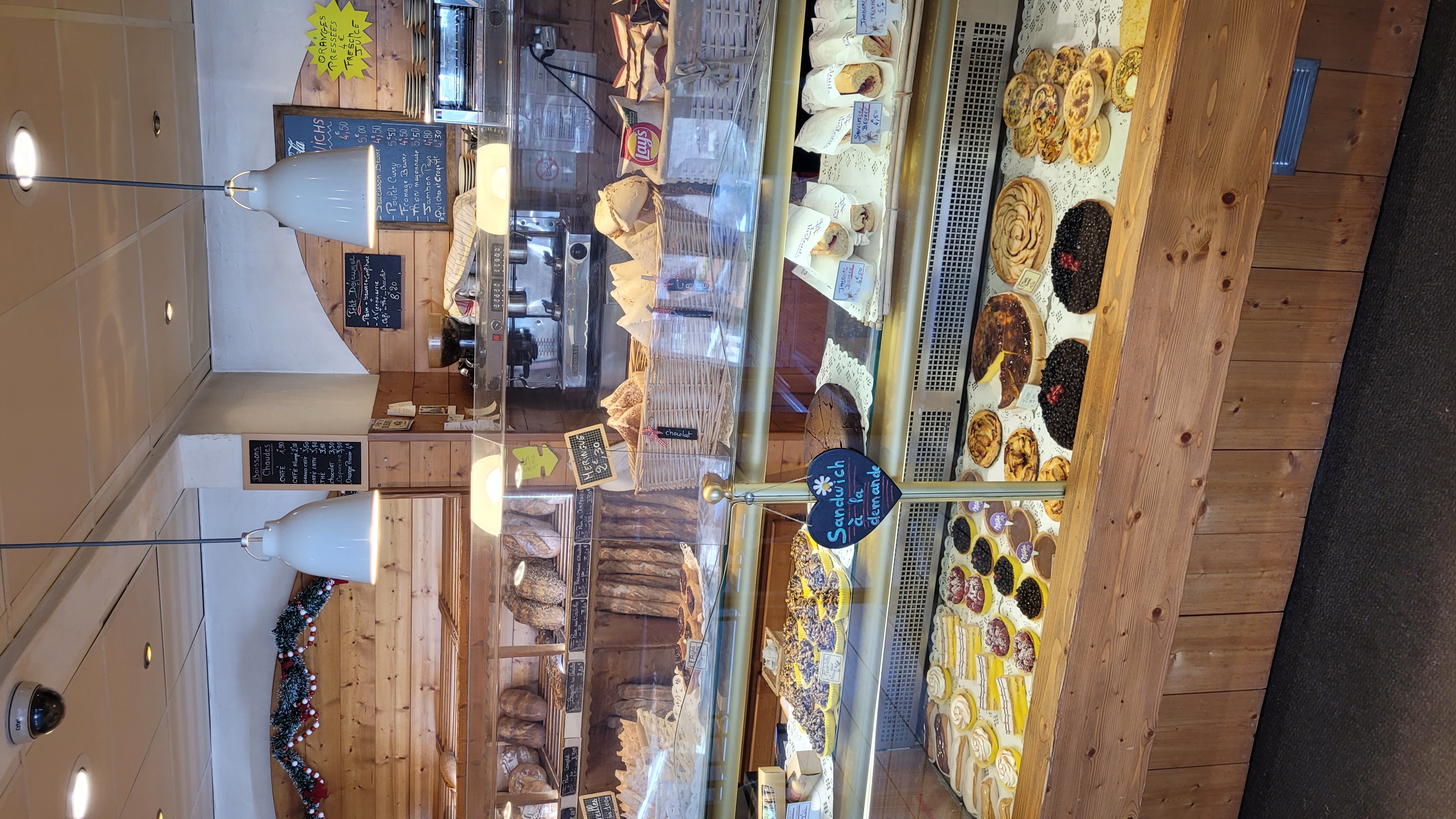 Point chaud - Terminal de cuisson

Superbe petite affaire, au cœur des portes du soleil, dans la station des Gets. Idéal pour un couple, accompagné d'une vendeuse lors de la saison d'hiver. Ce terminal de cuisson bénéficie d’un emplacement exceptionnel en face de la place du marché, avec un fort passage touristique.

L’affaire se compose :
🔹 D’un espace de vente de 20 m²
🔹 D’un laboratoire de 40 m²
🔹 D'une grande terrasse extérieure
L’ensemble est en parfait état, aucun travaux n’est à prévoir. Le matériel nécessaire à l’exploitation est complet, bien entretenu et conforme aux normes de sécurité et de travail.

La clientèle est fidèle, avec une forte présence étrangère grâce à l’attractivité de la station, très fréquentée tout au long de la saison.

📄 Bail commercial 3.6.9
💰 Loyer : 1 600 € TTC / mois
💵 Prix de vente du fonds : 190 000 €

Une belle opportunité pour entreprendre dans un cadre privilégié et touristique !

Pour toute information merci de prendre contact par téléphone.