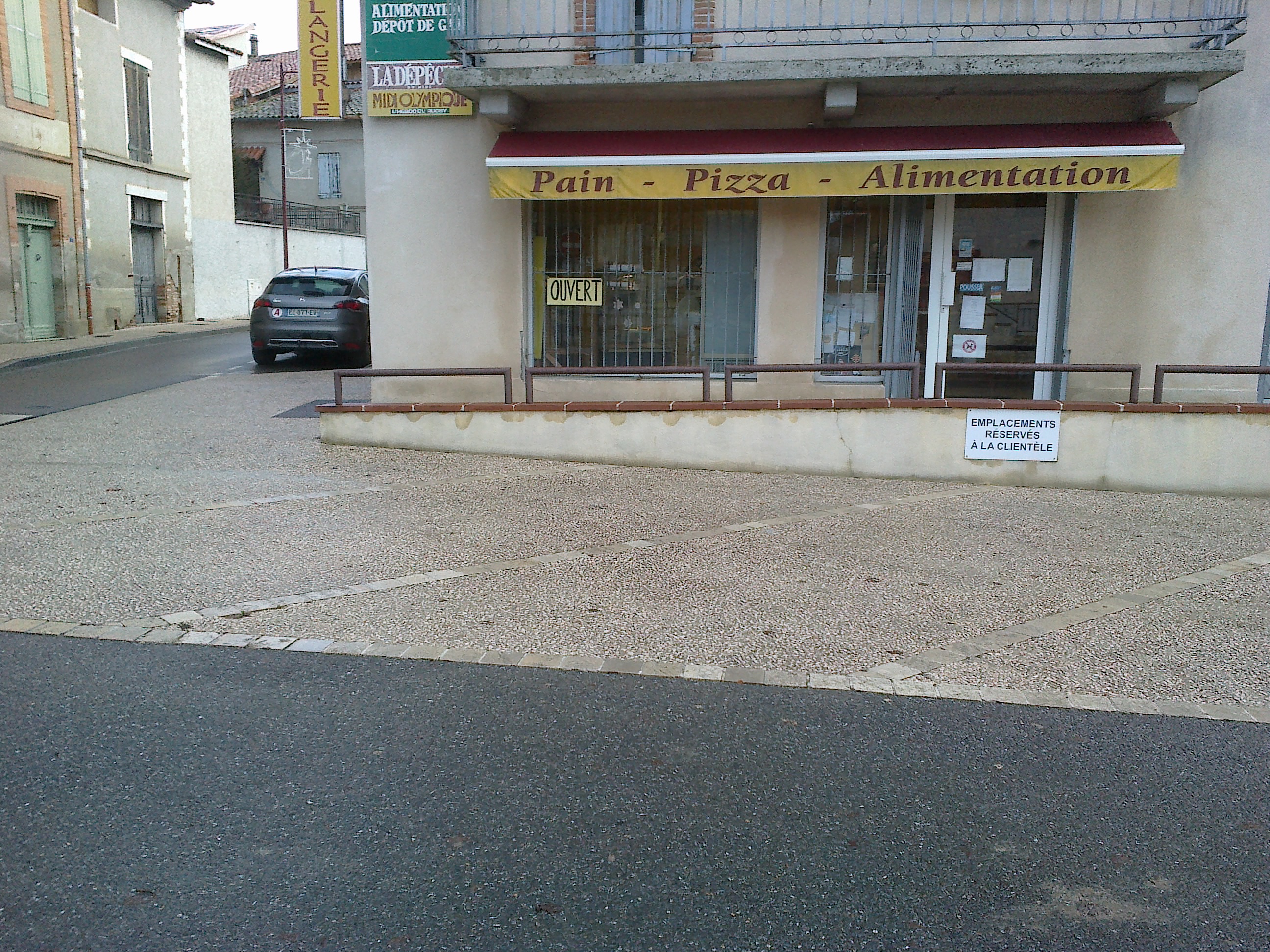 A vendre boulangerie multiservice dans un petit village du Tarn-et-Garonne.
Boulangerie, pâtisserie, salé, épicerie, presse locale et gaz.

Horaires : lundi, mardi, jeudi, vendredi 7H30-12H30 / 17H15-19H15
Horaires : samedi, dimanche 7H30-12H30
Fermeture le mercredi

Pas de livraison, pas de tournée.

Parmi les clients : cantine scolaire, mairie, deux petits marchés locaux, un le samedi, un le dimanche.