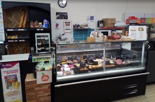 Etablissement situé dans une commune à 20mn d'Angers; le local de 200m2 est en très bon état général. Alimentation supérette indépendante avec rayon traiteur mais avec plusieurs services complémentaires, la poste, la fdj et le dépôt de colis. Affaire gérée par un couple. Rénovation récente du magasin permettant une basse consommation électrique.
Fonds de commerce