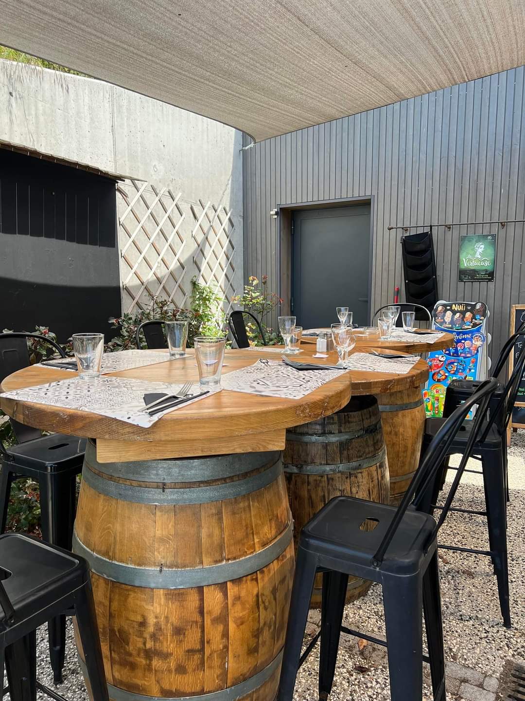 Situé sur un axe touristique entre le département de la Haute Loire et de L'Ardèche, ce restaurant positionné dans un village de caractère offre par sa capacité une salle de 26 couverts avec une terrasse de 15 couverts.
 
 Restauration traditionnelle et du terroir, la clientèle donne de très bon retour. L'état de cet établissement est en très bon état. 
 La cuisine pro est entièrement équipée. 
 
 Possibilité de loué un appartement proche du commerce pour un prix de 200EUR par mois Une visite est souhaitée pour ce donner une idée de fonctionnement pour l'exploitation de cet établissement.