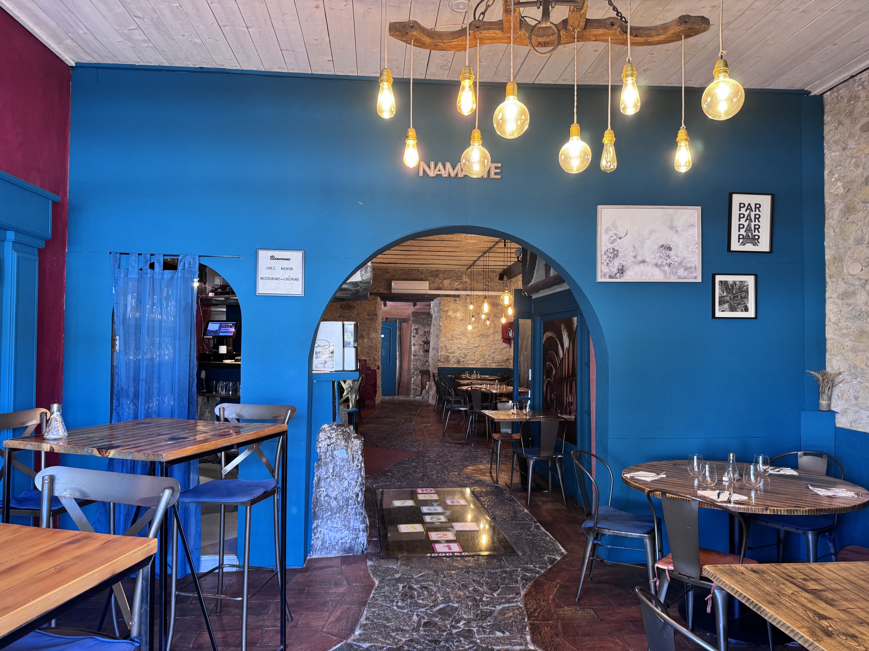 Situé dans un environnement recherché au cœur d’un secteur à forte attractivité touristique, cet établissement offre une excellente visibilité. Son espace élégant et chaleureux, sa cuisine professionnelle entièrement équipée en font un outil de travail immédiatement opérationnel. 

  Véritable lieu d’exception réunissant tous les atouts pour une reprise dans des conditions optimales, ce restaurant représente une belle opportunité pour un professionnel ou un couple souhaitant s’installer et développer une activité ou concrétiser un nouveau projet. 

  Caractéristiques :
-	Surface : 150 m²
-	Nombre de places intérieures : 36
-	Nombre de places extérieures : 28
-	Pas de salarié à reprendre
-	Matériel professionnel inclus dans la cession
-	Etablissement prêt à être exploité
-      Salle climatisée

Pour plus d’informations, merci de me contacter.