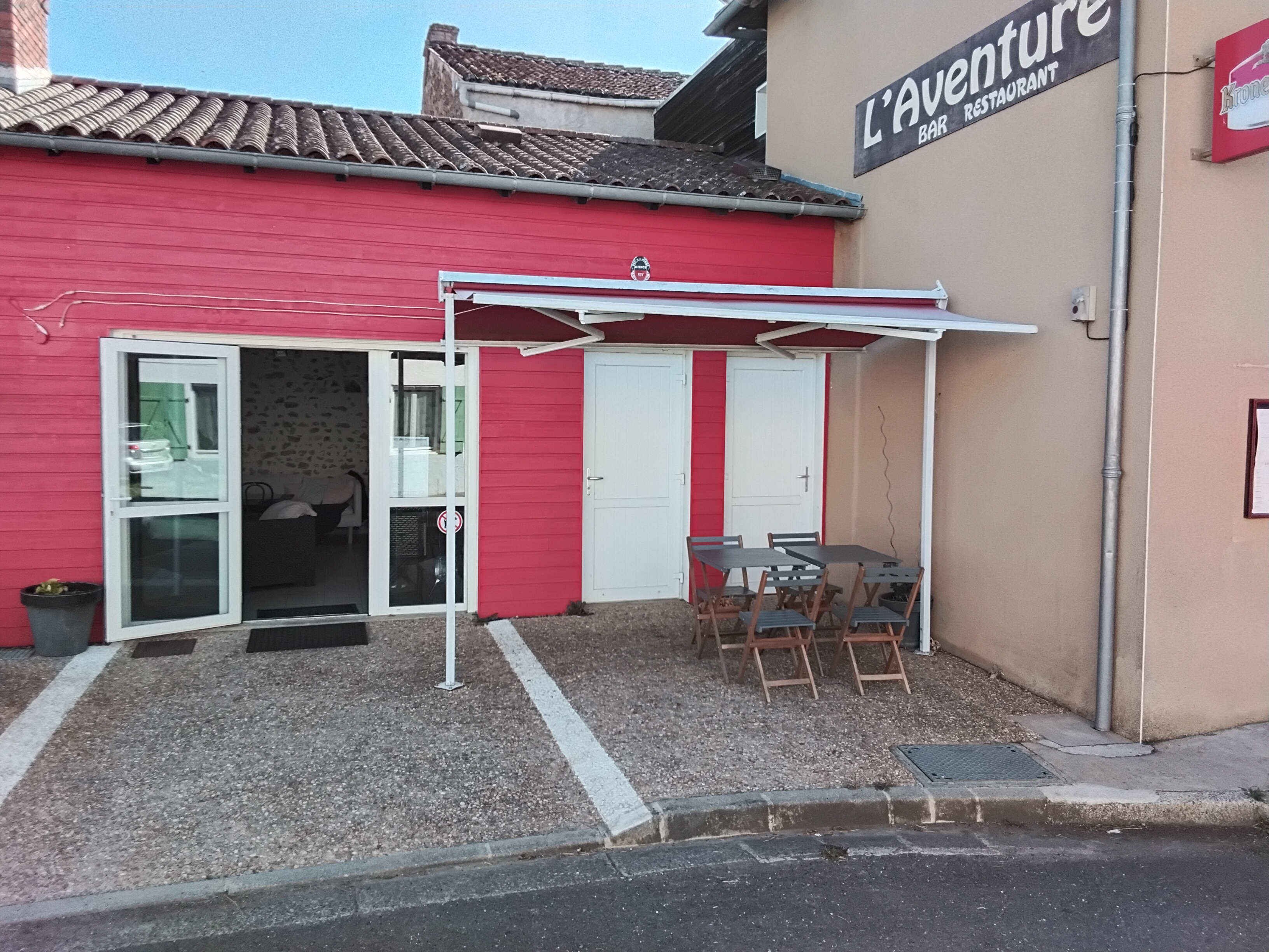 URGENT
A vendre cause retraite, un fonds de commerce bar-restaurant-multiservices situé dans le village de Millac (86) au bord de la Vienne, proche de 2 villes de 1200 habitants avec toutes commodités et à 1 heure de Poitiers, Angoulême et Limoges.
DESCRIPTIF : 
L’établissement a été complètement rénové en 2020. Vous pourrez donc vous installer dans un local parfaitement adapté. Celui-ci est composé d'une salle de restaurant de 40 m2, d'un bar 46m2(+ terrasse 15 places), et d'un espace épicerie de17 m2.
La cuisine a été créée en 2017 et du matériel neuf a été installé chaque année. L'espace avec la réserve fait 17m².
Il n'y a donc ni travaux ni investissement à prévoir.
Les murs appartiennent à la mairie avec un loyer très modique de 200 € par mois
Vous avez la possibilité de louer un appartement de 120m² en parfait état situé au-dessus du restaurant.
Le chiffre d’affaires reste stable avec une clientèle fidèle.
Le prix du fonds est fixé à 25000 EUROS.