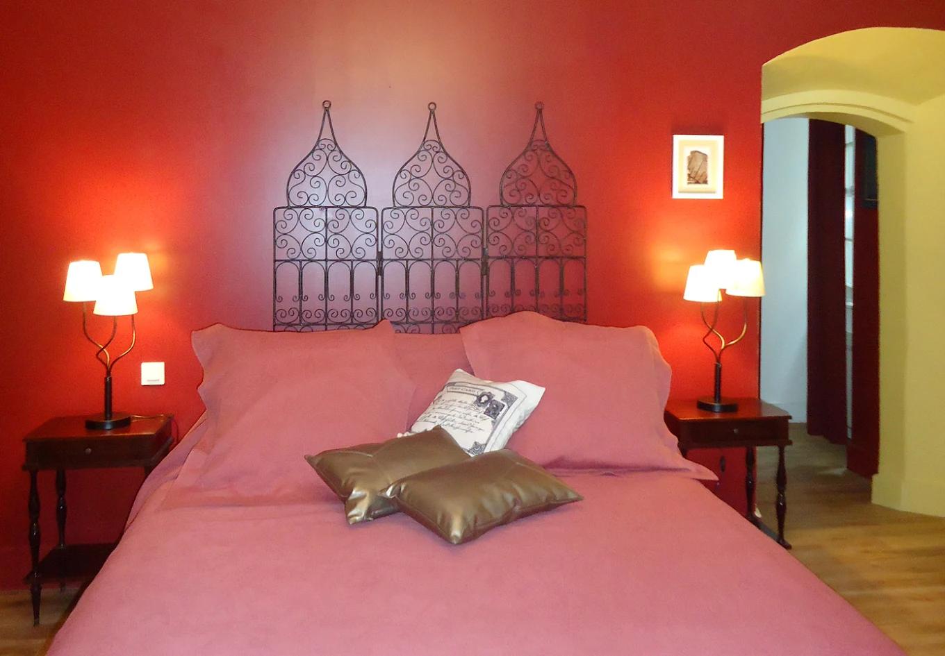 Opportunité exceptionnelle à céder murs et fonds de commerce de 4 chambres d'hôtes de charme et un logement de fonction au cœur de la cité médiévale de Villefranche du Conflent classé à l'Unesco.
Saisissez cette opportunité d'acquérir une magnifique bâtisse en pierre de 1680 de l'ancienne poste du village entièrement rénovée avec goût en 4 chambres d'hôtes nichée dans les remparts d'une cité médiévale fortifié par Vauban, classée au patrimoine mondial de l'Unesco. 
Idéalement située à l'entrée principale de la cité, la propriété bénéficie d'un emplacement de premier choix proche de l'axe routier très fréquenté, reliant la mer à la montagne. Elle se trouve à 1 heure de Perpignan et 1 heure de l'Andorre, garantissant un flux constant de visiteurs.
D'une superficie de 300m² répartis sur 4 niveaux R+3 bénéficiant d'une exposition plein sud, elle comprends : 
- 4 chambres d'hôtes de charme
- Une salle de petit déjeuners convivial
- Un logement de fonction de type T2
Un bien d'exception sans travaux à prévoir
Au total, le bien offre 7 à 8 pièces toutes décorés avec soin ou l'histoire des lieux se mêlent harmonieusement au confort moderne. La toiture est en excellent état.
Prix moyen chambre de 110€
Taxe Foncière 1800€ 
L'ensemble des murs et du fonds de commerce est proposé à 360000€