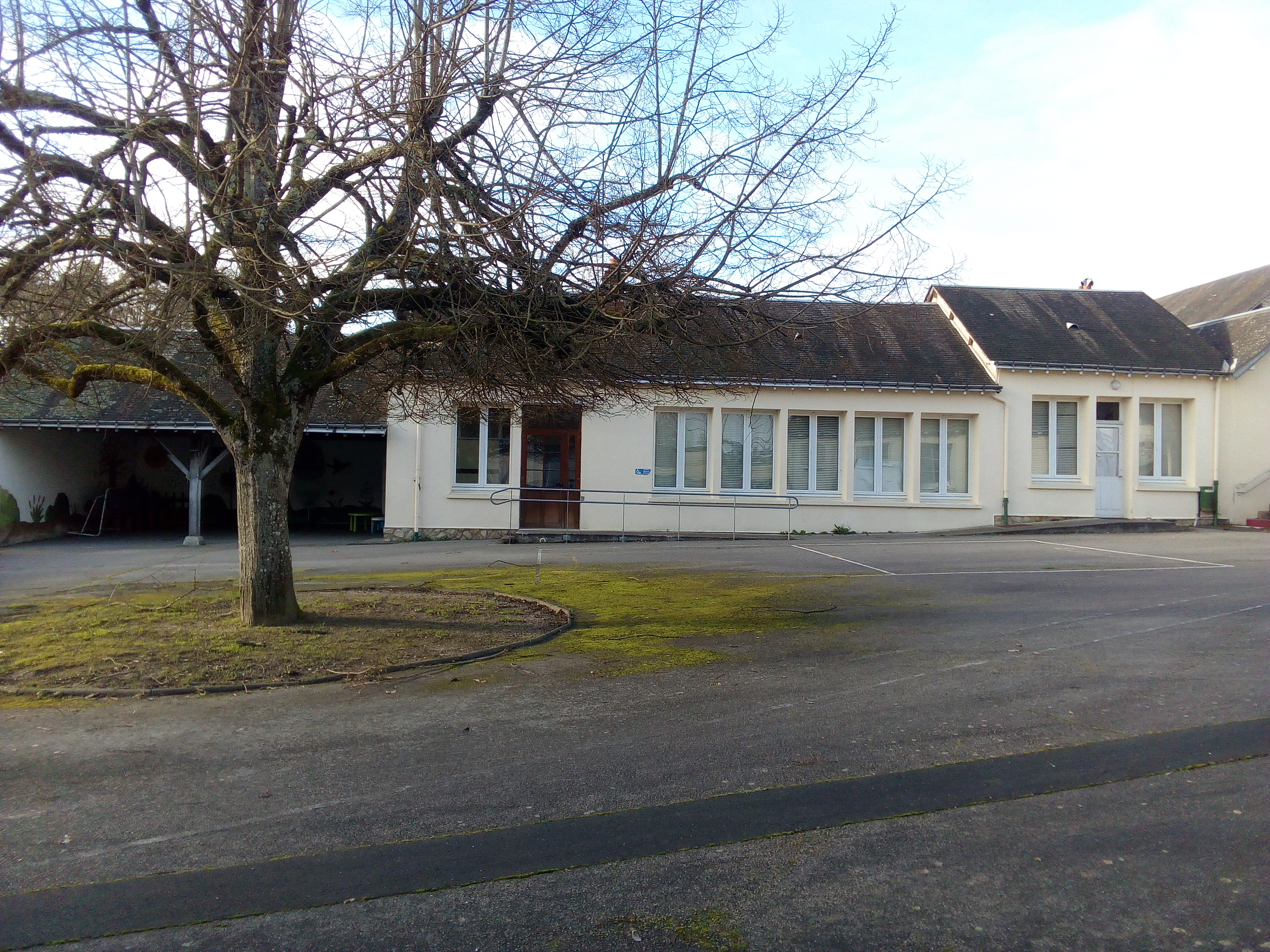 A louer, batiments d'une ancienne école, avec cours.