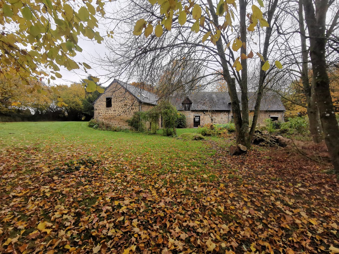 Atelier de confitures,  gîte et maison principale