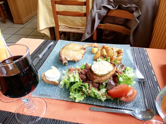 Vends fond de commerce d'un bar restaurant disposant d'une licence IV proposant une cuisine traditionnelle et spécialités du sud ouest.
Situé au centre d'un charmant village à 20 km d'Agen et 5 km de la centrale nucléaire de Golfech , l'affaire offre un haut potentiel:
- arrêt de tranche et grand carénage  à la centrale nucléaire jusqu'en 2025
- construction de la LGV à partir de 2024
- musée des métiers d'autrefois  établi à quelques mètres  du restaurant contribue largement au développement de l'affaire (repas de groupes et tourisme l'été).

Le restaurant dispose de deux salles de 40 couverts chacune ainsi qu'une terrasse de 12 places, possibilité de l'étendre  et d'exploiter la halle qui se trouve en face avec l'accord préalable de la municipalité.
Idéal pour les repas de groupes, repas sportifs soirée à thèmes.
Le bail commercial comprend un appartement  de 4 pièces.
Suite à un sinistre, l'établissement sera remis à neuf, si intéressé rapidement l'acheteur peut choisir  les embellissements  et le matériel endommagé.

Surface du local commercial:  bar + salle n°1= 72 m² , salle n°2 = 58m²  , cuisine = 30m²  + réserve 30m² et 15 m² appentis avec chambre froide

Surface de l'appartement : environ 80m²

Loyer 1330 euros pour l'ensemble