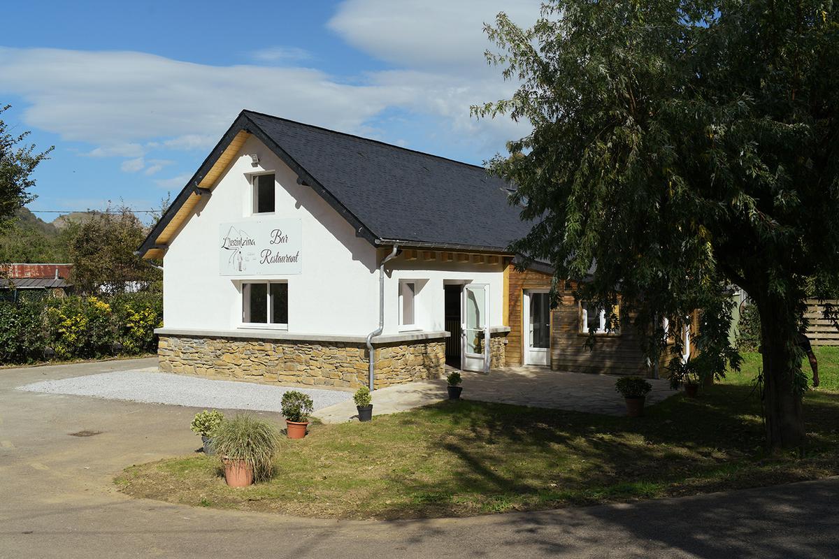 Un commerce au cœur de la montagne basque, un lieu de vie à faire revivre !

La commune de Licq-Athérey, située dans la vallée de la Soule au Pays basque, recherche un professionnel pour reprendre l’exploitation du bar-restaurant Irrintzina, fermé depuis 2024.

Situé sur la RD26, entre le Saison et les montagnes basques, à proximité des sites touristiques de Larrau, le commerce bénéficie d’un emplacement intéressant pour accueillir les habitants, les randonneurs et les visiteurs de passage.

Le commerce comprend :
- Une salle de restaurant avec bar et cuisine équipée ;
- Une terrasse et des places de stationnement ;
- Un logement de type studio à l’étage ;
- Une licence IV mise à disposition par la commune.

Le projet recherché :

La commune souhaite faire renaître un lieu convivial en proposant une offre de bar et de restauration simple, de qualité et accessible, valorisant autant que possible les produits locaux. Le développement de services complémentaires (dépôt de pain, relais colis, épicerie de proximité ou activités liées au tourisme) sera apprécié.

Le profil recherché : une personne ou un couple motivé, doté d’un bon sens de l’accueil, d’une expérience en gestion et de compétences en restauration, souhaitant s’investir durablement dans la vie locale.

Modalités : exploitation dans le cadre d’une location-gérance. Conditions financières et modalités d’installation à préciser avec la commune. Début d’activité envisagé : mai 2027.

Vous avez envie de vous installer au Pays basque et de participer à la redynamisation d’une vallée ? La commune de Licq-Athérey vous invite à présenter votre projet !