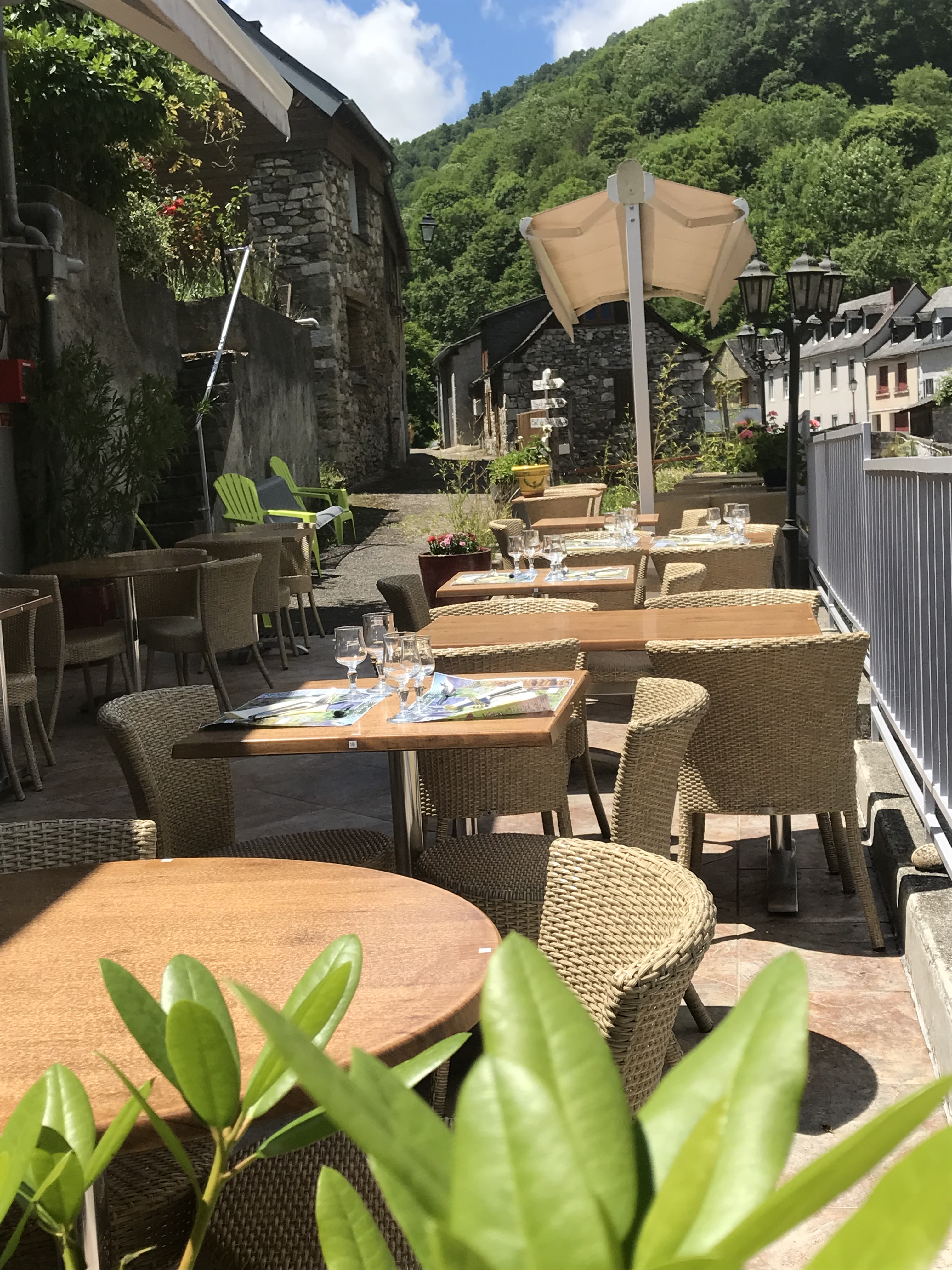 En Ariège sur la route des cols des Pyrénées, au coeur d'un village à 700 mètres d'altitude, pour un changement de projet nous souhaitons transmettre notre Auberge entièrement rénovée (aucun travaux à prévoir). 
Magnifique établissement Hôtel Logis depuis nos débuts, une force pour commercialiser nos chambres et nos prestations.
Depuis 1997 nous exploitons notre auberge qui comporte un hôtel 3*** - 8 chambres (max 22 couchages), salle de petits déjeuners totalement équipée, bar tabac (le tabac peut ne pas être repris), restaurant du terroir, deux bâtiments pour ce commerce traversé par une passerelle (ce qui fait le charme de notre auberge), deux terrasses (1 de 35 places, l'autre de 16 places) pour la belle saison de chaque côté de l'établissement. une avec vue sur la rivière.
Aucun contrat fournisseur, aucun contrat salarié. Seul hôtel du canton ce qui permet de travailler régulièrement d'avril a octobre avec une clientèle fidèle (clients locaux, touristes,  cyclos, montagnards car GR78 a côté.....divers partenaires au niveau de l hôtel afin de commercialiser les chambres, nous travaillons avec "un chanel manager" ce qui permet une gestion plus simple et plus évidente de l'hotel !)
Nous transmettons notre établissement totalement équipé, cuisines, chambres, bar, parties communes....afin que vous puissiez fonctionner immédiatement.
Possibilité d'accompagner sur une période les repreneurs.
Etablissement très bien exploité, belle affaire au charme exceptionnel.
Possibilité de faire de créer des chambres supplémentaires et de modifier notre manière actuelle de fonctionner. 
Plus de photos sur notre site : www:hotel-logis-ariege.com
Ecole primaire avec ramassage scolaire à 4 kms, college 25 kms avec ramassage scolaire, tous commerces à 13 kms (docteur pharmacie presse.....)