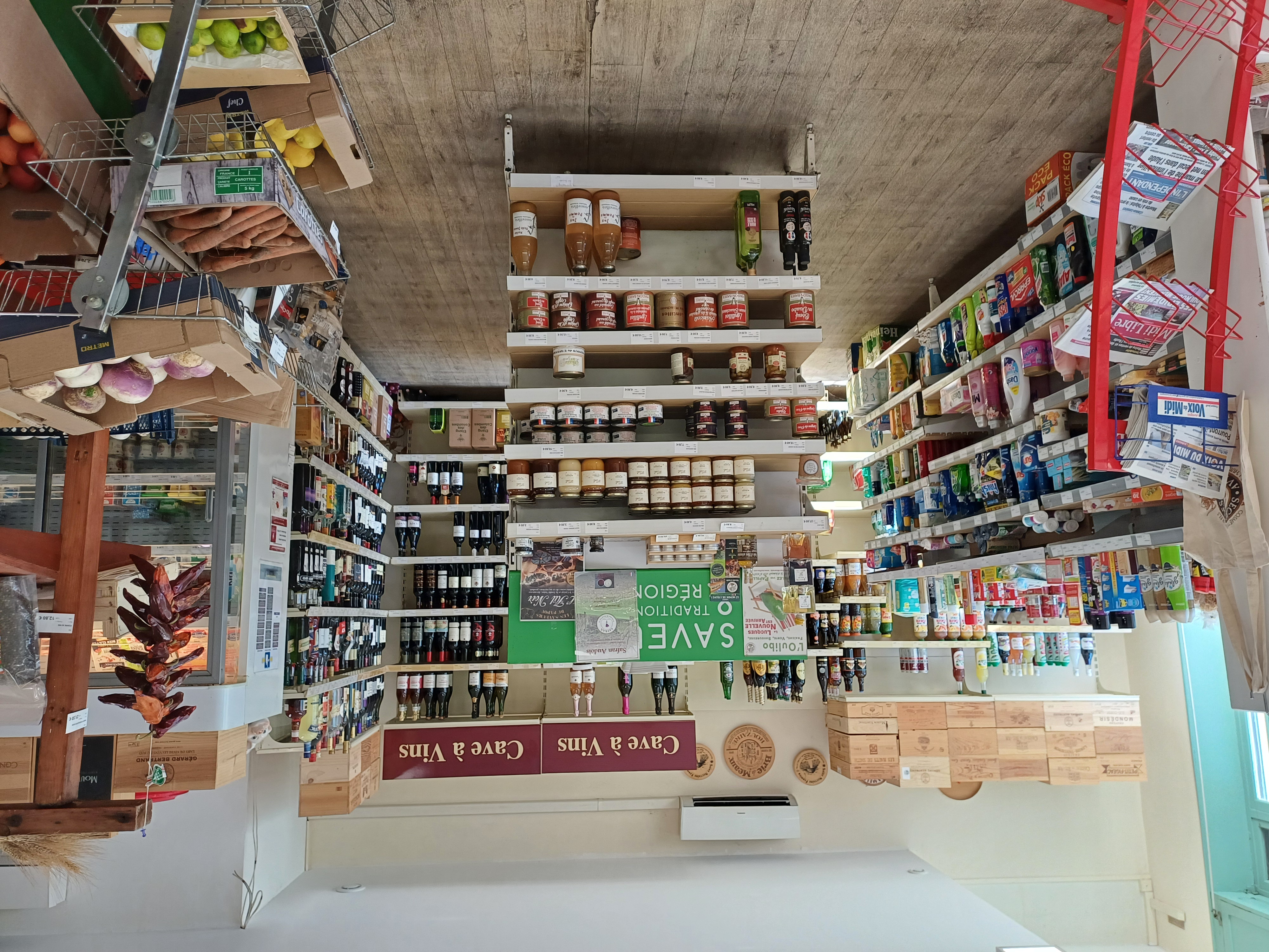 Épicerie de village proposant plusieurs services,  tels que : épicerie avec produits frais et locaux,  pizza à emporter,  traiteur, brasserie car possède la licence IV et une épicerie ambulante qui sillonne la campagne. 
Possibilité de se développer encore plus.
L'établissement est situé sur un axe passant et à un parking.