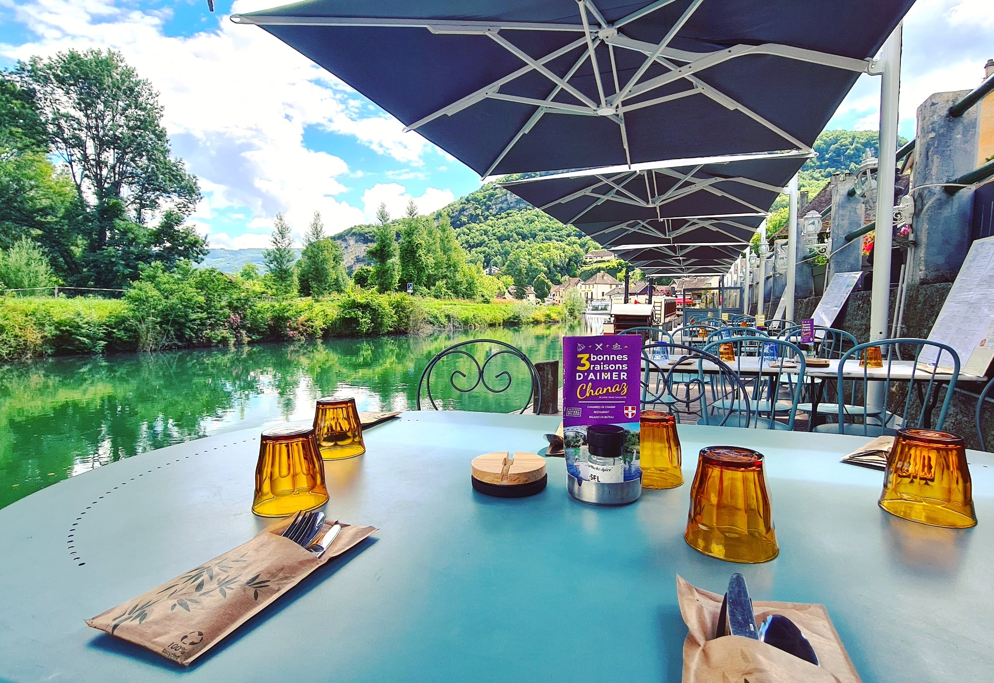Situé en plein cœur du village touristique de Chanaz en Savoie, établissement avec sa terrasse au bord du Canal de Savières dans une zone à forte fréquentation touristique, en constante progression chaque année (300 000 visiteurs par an) 

Village très proche du Lac du Bourget, plus grand lac naturel de France, du Rhône, au bord de la Viarhona et du chemin de St Jacques de Compostelle. Au plus proche des balades en bateau, le canal de Savières reliant le Rhône avec le lac du Bourget. Nombreux artisans présent dans le village.

Très forte clientèle de locaux de Savoie et de Rhône alpes (25 min Aix les Bains, 40 min Chambéry, 45 min Annecy, 1h Geneve, 1H20 Grenoble, 1h30 Lyon) mais également large clientèle étrangère : Suisse, Allemagne, Italie, Néerlandais, ...)
Clientèle locale fidèle + afflux touristique saisonnier assuré

Vente du Fonds de commerce comprenant le restaurant, le bar, la vente à emporter, les chambres

Restaurant en excellent état, cuisine pro de 50 m² avec extraction 65 mm
Capacité : 40 couverts en salle, 120 en terrasse (jusqu'à 180 en période estivale)
Licence 3e catégorie - Ticket moyen : 35 € le midi / 40 € le soir
9 chambres d'hôtes attenantes sur 2 bâtiments, idéales pour diversifier l'activité (possibilité de loger 30 personnes sur 2 maisons, local vélo (labélisé accueil vélo et clévacances
Environnement familial, commodités et écoles à proximité

Activité saisonnière (mars à octobre) avec une ouverture possible à l'année grâce aux chambres
Chiffre d'affaires en progression constante
Affaire rentable avec un fort potentiel de développement (prolongation de la saison, événements privés, agrandissement, valorisation digitale...)

Un lieu authentique et plein de charme, idéal pour un couple d'exploitants à la recherche d'un cadre de vie unique et d'une activité clé en main au cœur d'un site touristique majeur.
Possibilité d'acquérir les murs tout de suite ou plus tard
Possibilité de commencer en location gérance sous conditions
Possibilité de louer ou d'acheter des biens dans le village voisin pour loger les futurs acquéreurs et/ou leurs employés
www.le-doux-nid.com