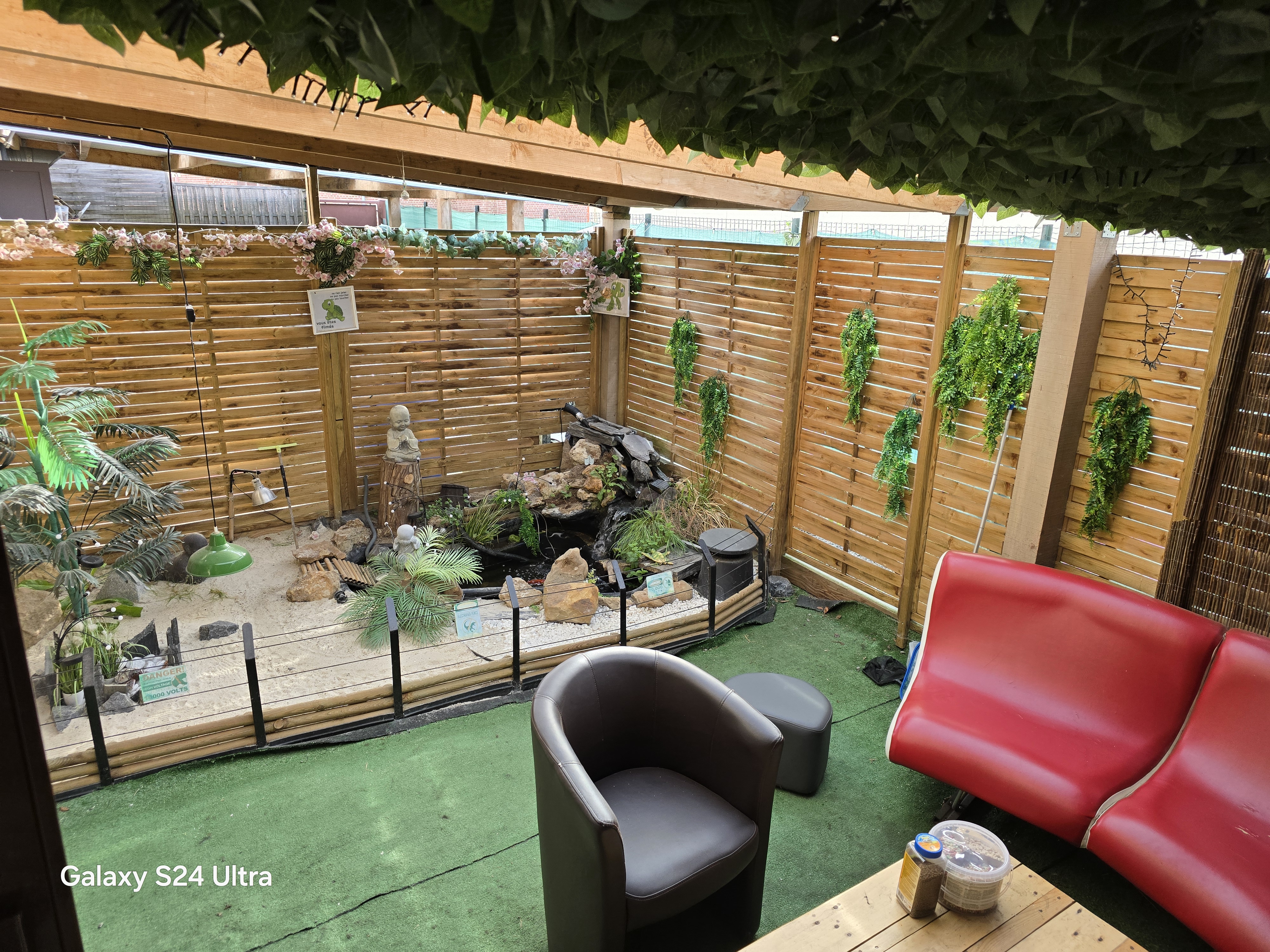 Vend Bar tabac pmu fdj snack dans village dynamique et animée avec 
  possédant plusieurs commerce  possedant places de parking  dont 1 pmr avec acces et toillettes,    250m2 pour le commerce avec logement de 175m2 mobilier et cuisine récente professionnel , possédant billard , baby foot , patio,terrasse équipé, sécurisée sur extérieur par volet et anti voiture bélier