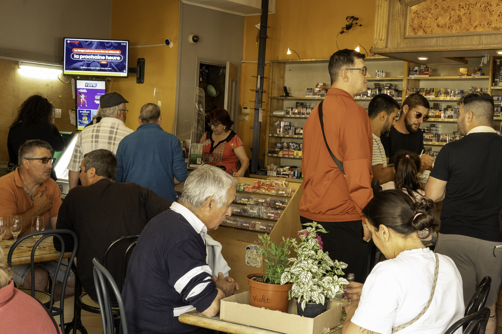 À Vendre – Bar / Tabac / FDJ / PMU – Affaire saine dans le Lot-et-Garonne
Situé en haut des quais de la Garonne, au cœur d’une petite ville conviviale entre Agen et Marmande, ce commerce bénéficie d’un emplacement apprécié et d’une clientèle fidèle, populaire et familiale.
Aujourd’hui à la retraite depuis 3 ans, je continue d’exploiter le commerce : l’affaire est donc parfaitement tenue, saine et prête à être reprise immédiatement, avec un accompagnement pour la transition. Pas de personnel à reprendre

🔹 Atouts du commerce
•	Bar convivial avec terrasse 
•	Facilité de stationnement
•	Activités complémentaires : Tabac, FDJ avec AMIGO, PMU
•	Clientèle locale habituée et sans histoire
•	Commerce avec une bonne réputation et un réel ancrage dans le quartier
•	Exploitation idéale pour une personne seule ou un couple
•	Chiffre d’affaires stable et possibilité de développement
o	Élargissement horaires
o	Animations, petite restauration / snacking
o	Mise en valeur de l’espace bar
🔹 Pourquoi cette affaire ?
•	Activité diversifiée et sécurisante
•	Cadre de vie agréable en bord de Garonne
•	Reprise facile, idéal pour un projet de changement de vie
•	Potentiel d’évolution pour un repreneur dynamique
