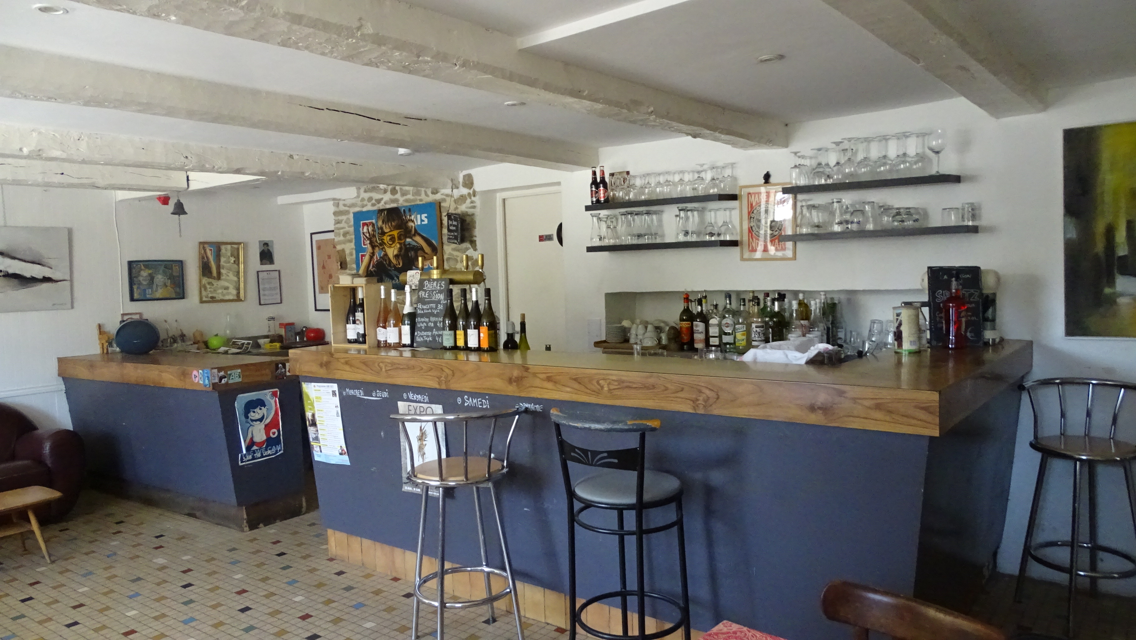 Situé à 10 min de Dinard, sur les bords de Rance, dans une belle maison de bourg en pierre, ce local commercial (aujourd'hui Galerie d'art et bistrot Curieux) accompagné de sa partie privative, accueillera idéalement vos projets de  bar/restaurant et conviendra pour tout autre projet passionné. 
Au rez-de-chaussée, vous découvrirez une salle de restaurant/bar (licence IV) avec de chaque coté deux salles attenantes adaptables (l'une avec cheminée), une cuisine professionnelle, un cellier et des commodités avec possibilité de 50 places assises en intérieur. La terrasse sud qui accueille actuellement 30/34 places assises et le jardin offrent des possibilités d'extension d'activité commerciale ou d'aménagement privé. Le stationnement est facilité par la présence de parkings à proximité. La municipalité, le camping, les nombreuses chambres d’hôtes et gites accueilleront avec bienveillance tous projets pérennisant le dynamisme du bourg, avec convivialité. 

Au premier étage de la maison, la partie habitation rénovée avec goût, alliant pierre apparente et bois, comprend une pièce de vie avec cuisine, chambre, dressing et salle d'eau. Le dernier niveau baigné de lumière traversante, vous propose deux chambres dont l'une d'une grande superficie avec baignoire et vasque. 
Venez vous installer dans un lieux plein de potentiel au cœur d'un charmant village!