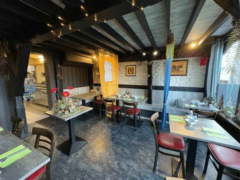 Situé dans le quartier emblématique et touristique de Saint-François au Havre, ce fonds de commerce de 58 m² profite d’un emplacement stratégique. Il se compose d’une salle, d’une cuisine et d’une terrasse au rez-de-chaussée, complétées par une seconde salle à l’étage. Le local dispose d’un conduit d’extraction existant, idéal pour une activité de restauration après rééquipement du moteur.

Surface totale : 58 m² répartis sur deux niveaux, comprenant salles de réception (RDC et étage), cuisine et terrasse extérieure.

Prix de vente fonds de commerce : 135 600 € (Honoraires d'agence inclus)
Loyer annuel : 7 977 € HT/HC
Charges annuelles : 303 €
Taxe foncière (estimation) : 1 498 €

Annonce proposée par Pôle Implantation Commerce, service d'accompagnement des porteurs de projets commerciaux (réf. Ref076246).