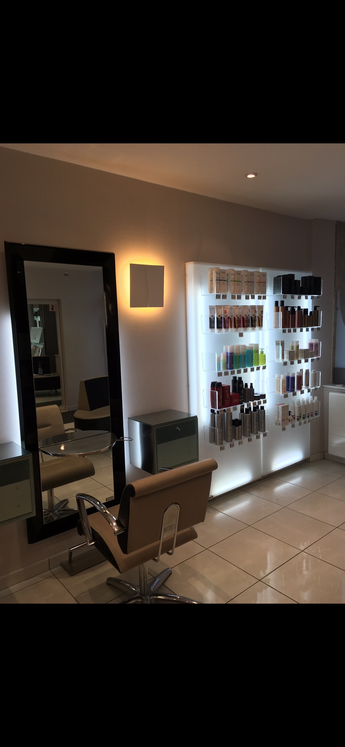 A vendre fond de commerce de salon de coiffure situé centre ville d'Issoudun, rue principale avec parking gratuit devant et clientèle fidèle.
Salon moderne, très clair, climatisé comprenant 9 places de coiffage et 3 places de bac.
Superficie de 55 m2 avec une cour de 35 m2 ainsi qu'une cave réserve de 63 m2.
Étage comprenant une salle de repos cuisine ainsi qu'une lingerie.
Loyer 600€ mensuel.