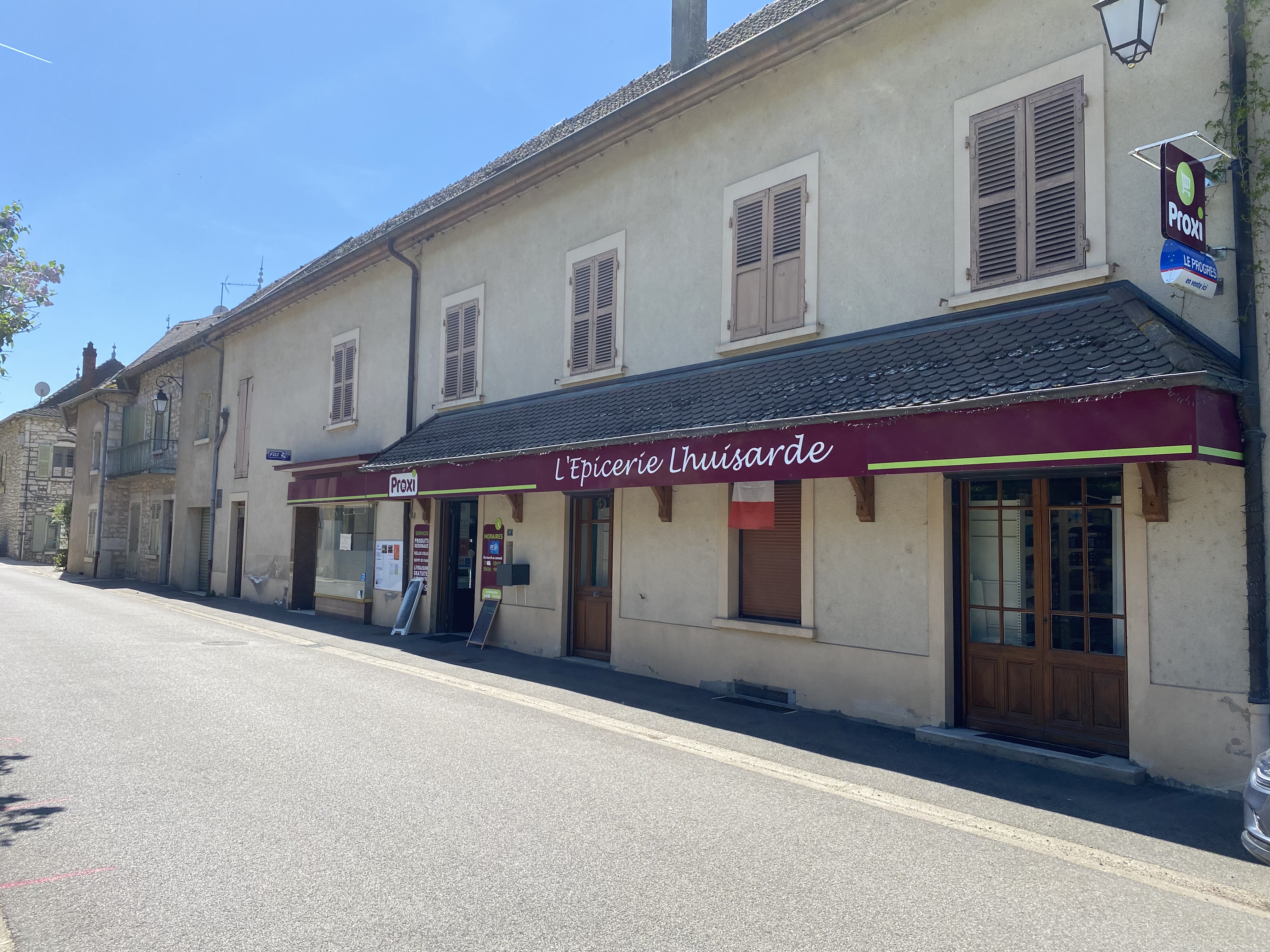 Jolie petite épicerie dans le beau village de LHUIS.
Très touristique.
Appartement de 100m2 inclus dans le loyer
Epicerie rayon traiteur et fromage.
Possibilité de développer le fond de commerce.
Relais colis.
Tabac.
FDJ.
Boucherie.