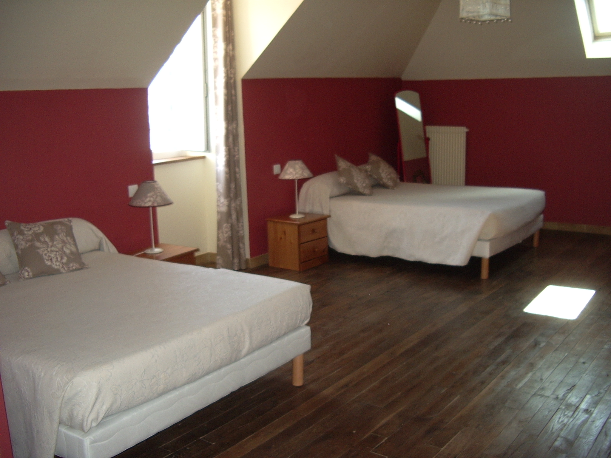 A louer:

Etablissement familial situé au bourg de Roannes Saint Mary, village situé à 7 km d'Aurillac.
Le rez de chaussée comporte une cuisine, un bar et deux salles de restaurant, à l'étage se trouvent 10 chambres ( avec salle de bain et WC chacune).

contact par téléphone: 0687135346.