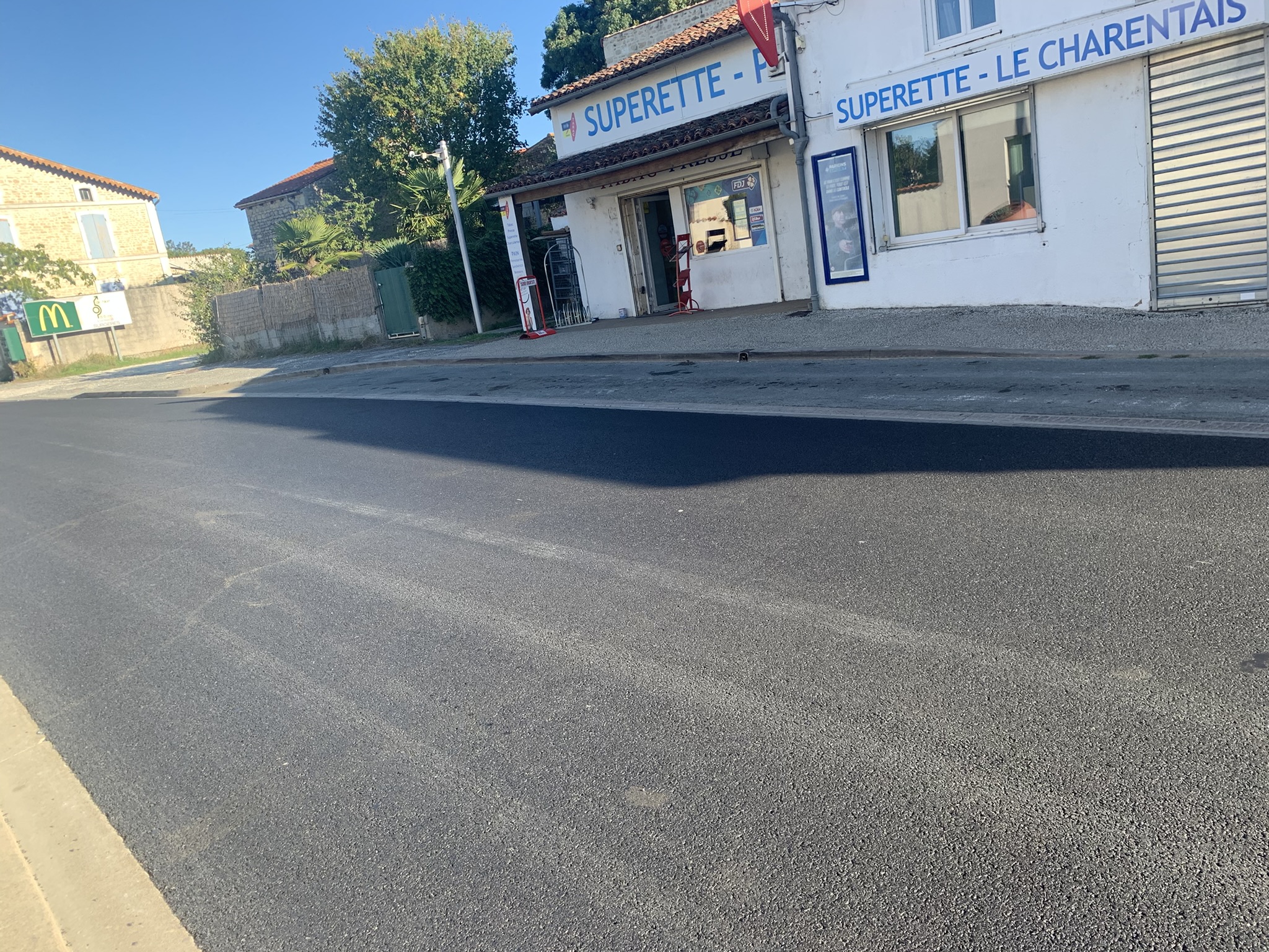 Prix du fonds : 135 000 €
Murs : à louer (500€) ou à vendre (90 000 €)

Commerce idéalement situé sur l’axe principal Angoulême – La Rochelle, avec fort passage (≈ 4 000 véhicules/jour) assurant une excellente visibilité et un flux constant de clientèle.

🔹 Activités
Bureau de tabac

FDJ / Loto

Supérette / produits de proximité

Dépôt de presse

🔹 Atouts majeurs
Chiffre d’affaires stable, activité pérenne

Aucun salarié à reprendre

Clientèle fidèle + passage routier important

Zone ZZR : avantages fiscaux attractifs pour le repreneur

Apport personnel obligatoire douane/tabac : 40 000 €

Potentiel de développement : élargissement des services, optimisation de l’espace, nouveaux rayons

🔹 Conditions
Fonds de commerce : 135 000 €

Murs : au choix

Location : 500€

Vente : 90 000 €

Renseignements détaillés uniquement sur visite

Personnes non sérieuses s’abstenir

📸 Photos disponibles
Visite sur rendez-vous pour présentation complète et chiffres.

🔹 Motif de la vente
Départ à la retraite.