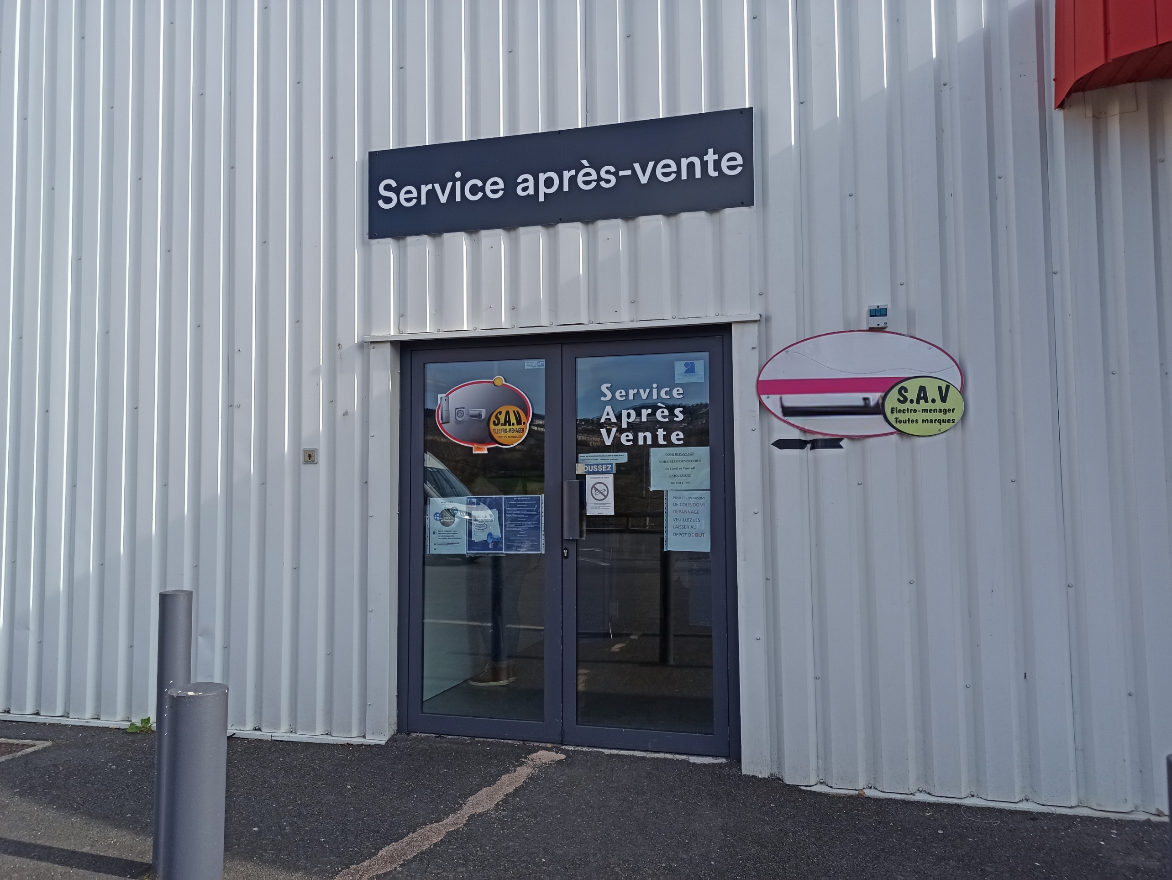 À reprendre, une entreprise de Service Après-Vente d’électroménager, cédée dans le cadre du départ à la retraite de la dirigeante (mars 2026).
Cette entreprise est spécialisée dans la réparation de petits et gros électroménagers, à domicile et en atelier. L’activité est complétée par la vente de pièces détachées au sein d’un magasin attenant à l’atelier.

Située à Mende, cette entreprise, créée il y a plus de 15 ans, intervient principalement auprès d’une clientèle de particuliers. Un fichier client informatisé est tenu à jour et permet de retracer l’historique des interventions au cours de ces 10 dernières années.
Les clients sollicitent le Service-Après-Vente soit dans le cadre de garanties souscrites auprès du magasin BUT, soit de manière indépendante.
S.A.V électro-ménager dans toutes les marques.

Les locaux, construits en 2007 sont en bon état. Ils comprennent un magasin de 15 m², un bureau, un atelier de 100 m² ainsi que des places de stationnement situées devant la boutique.

L’ensemble du matériel nécessaire à l’activité est inclus dans la cession : diable, table élévatrice, petits outillages… Aucune concurrence directe dans un rayon de 25 km.

Une salariée à mi-temps est actuellement en poste.

La reprise de l’activité s’adresse à un technicien électroménager expérimenté.

Loyer : 312 € HT/mois  
Ventes des parts sociales : 30 000 €
