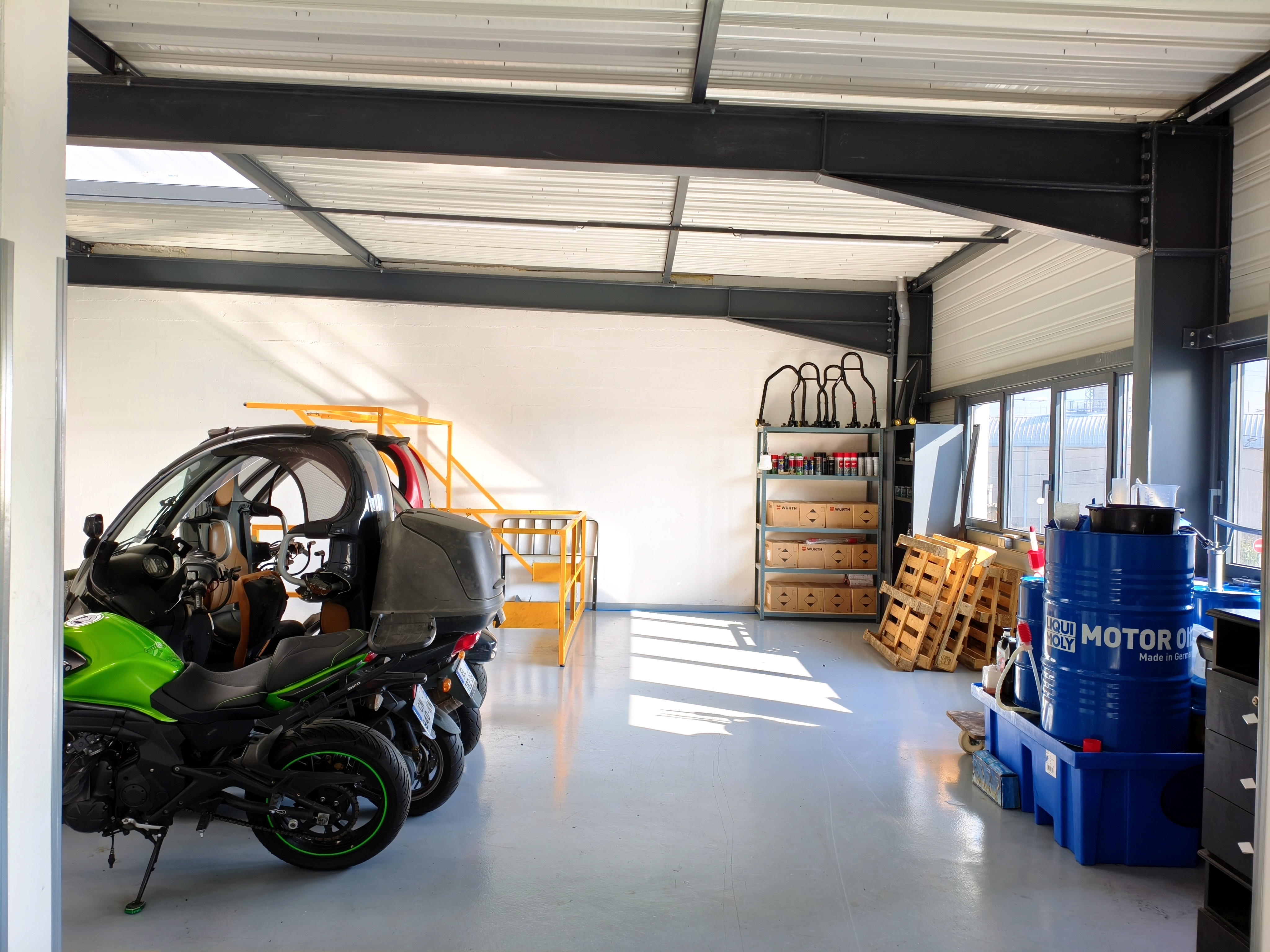 À céder, fonds de commerce d’un garage moto en pleine activité, bénéficiant d’un emplacement stratégique et d’une structure parfaitement adaptée aux métiers du deux-roues.

Garage clé en main et immédiatement opérationnel. L'équipe est actuellement constituer d'un responsable, d'un mécanicien qualifié et d'un apprenti.

Surfaces :

🔧 Surfaces total ~ 350 m²
• Surface RDC : Accueil / Dépôt-vente / Atelier  : ~ 200 m²
• Surface 1er étage : Atelier / Stockage : ~150  m²

Équipements de l'atelier :
• 1 élévateur.
• 2 tables élévatrices.
• Compresseur.
• Démonte-pneus automatique avec bras d’assistance.
• Équilibreuse.
• Extracteur de fumée professionnel.
• Nombreuses pièces et équipements atelier.

Activités actuellement exploitées :
• Mécanique et entretien moto
• Dépôt-vente moto

Local idéal pour :
Garage moto, préparateur, spécialisation (custom, restauration, etc.).

💶 Loyer : 4450 € ttc

📑 Prix du fond de commerce : 80.000€

Dossier de présentation et photos complémentaires disponible après premier contact sérieux.
Curieux s'abstenir.
