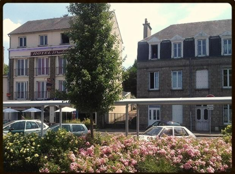 🌟 **À Vendre – Hôtel Restaurant Bar face à la Gare de Vire** 🌟

Depuis plus de 50 ans, cet hôtel-restaurant-bar fait battre le cœur du quartier de la gare de Vire. Des générations de voyageurs venus de Paris-Montparnasse y ont trouvé un repas de cuisine traditionnelle , un lit confortable et un accueil chaleureux. Les murs de cette maison résonnent encore des histoires de passage, de retrouvailles et d’aventures partagées.

Aujourd’hui, après 18 années aux commandes, les propriétaires s’apprêtent à tourner la page pour profiter d’une retraite bien méritée. Mais avant de refermer ce chapitre, ils souhaitent transmettre le flambeau à de nouveaux passionnés, prêts à écrire la suite de cette belle histoire.

✨ L’établissement, idéalement situé face à la gare, offre :

17 chambres confortables, dont 3 familiales pour accueillir toutes les clientèles,
* Une cuisine équipée,
* Un bar convivial et une salle de restauration,
* Une équipe fidèle (une cuisinière en poste depuis 9 ans et une employée de ménage).

💡 C’est une affaire vivante, qui attend simplement d’être réinventée. Développer le tourisme, innover dans l’accueil, imaginer de nouvelles expériences… tout est possible pour celui ou celle qui prendra les rênes.

👉 **Un prix attractif : 185 000 €
👉 **Un loyer raisonnable : 1 300 € / mois
👉 **Bilans disponibles sur demande

Et pour vous accompagner dans ce projet, Sandrine Nonclercq, manager commerce à l’Intercom de la Vire au Noireau, est à vos côtés pour faciliter vos démarches et vous orienter vers les aides financières disponibles.

📞 Contact : 07 87 98 07 82
📧 [snonclercq@vireaunoireau.fr]

Alors, êtes-vous prêt à reprendre le flambeau et à faire rayonner cet hôtel-restaurant-bar qui n’attend que vous ?