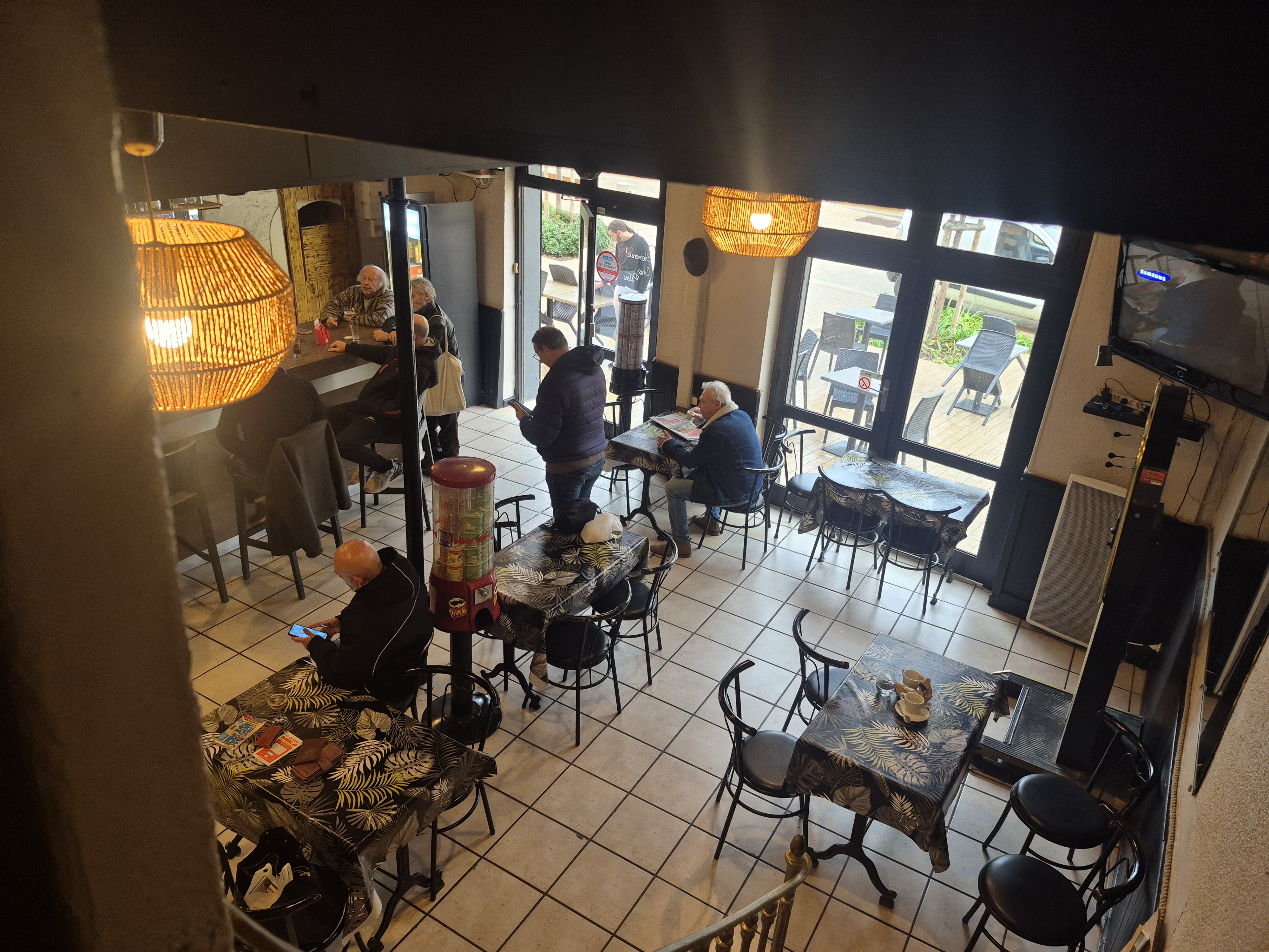 Bonjour, je met en vente mon bar Pmu Fdj sur la commune de Cazouls les Béziers dans l'hérault, commune de 5200 habitants avec toutes commodités,  le bar ce situe sur la place centrale du village
Le bar ce compose d'une cuisine pour du snacking ,un pièce principale et une autre pour salle de jeu ou table 
Le plus appartement de fonctions au dessus du commerce le loyer 1230 euros par mois 
Prix 80000 négociable 
Pour toutes questions n'hésite pas a me contacter cordialement