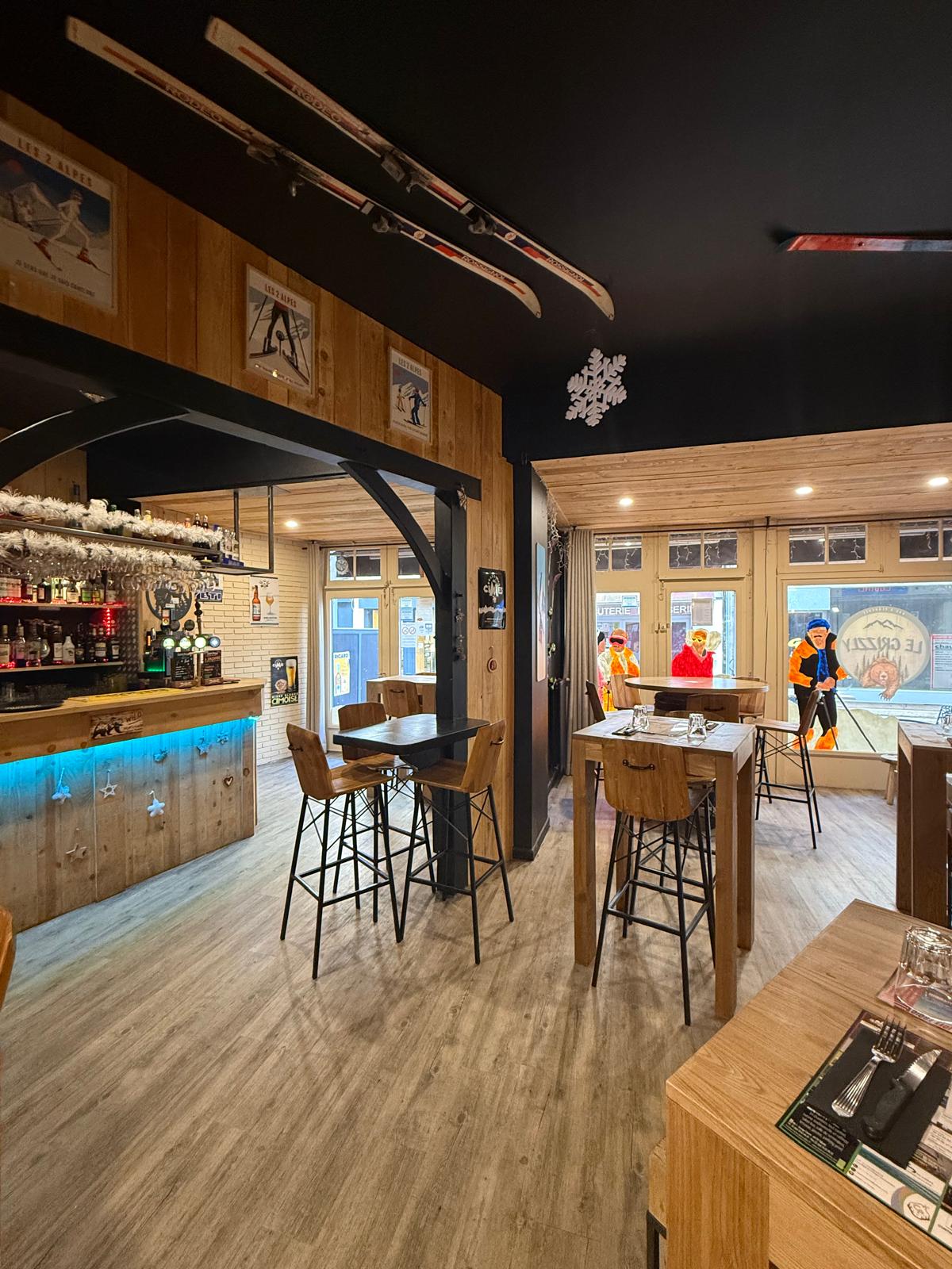 À vendre fonds de commerce de bar-restaurant situé en plein centre de Tarare, dans une rue piétonne dynamique et commerçante.

Établissement historique du centre-ville, bénéficiant d’une forte notoriété locale, exploité sans interruption depuis près de 40 ans.

L’ensemble de l’établissement a été entièrement rénové il y a 3 ans lors de la reprise.

🔹 Entreprise à taille humaine :
Exploitation actuelle tenue par un couple, idéale pour un couple ou un binôme souhaitant gérer un établissement sans équipe lourde.

🔹 Surface commerciale :
– 65 m² en rez-de-chaussée
– 30 places assises à l’intérieur
– 20 places assises environ en terrasse

🔹 Licence IV

🔹 Salle / espace clientèle :
Salle équipée d’une grande télévision, de deux enceintes connectées, d’un jeu de lumière et d’un mobilier de qualité récent (3 ans), permettant une exploitation polyvalente (bar, restauration, événements, soirées à thème).

🔹 Cuisine entièrement équipée :
Plan de travail inox, hotte professionnelle, four professionnel, friteuse, saladette, chambre froide, espace plonge avec lave-vaisselle professionnel.

🔹 Espace bar :
Matériel entretenu, compresseurs des frigos du bar changés récemment,
lave-verres professionnel et machine à glaçons professionnelle.

🔹 Logement inclus dans le bail :
Appartement de fonction de 61 m² à l’étage, comprenant 2 chambres.
Remise privative d’environ 10 m² pour le stockage, accessible par une cour commune.

🔹 Loyer attractif : 680 € / mois (commerce + logement)

L’établissement fonctionne actuellement en bar-restaurant avec une carte volontairement maîtrisée, adaptée à son concept montagnard.
Fort potentiel de développement selon le projet du repreneur.

Tarare se situe à environ 35 minutes de Lyon, avec un accès à l’autoroute A89 à moins de 5 minutes, offrant une excellente accessibilité.

Vente pour nouveau projet personnel et professionnel.

💼 Affaire clé en main.

📊 Chiffre d’affaires communiqué après premier échange sérieux.