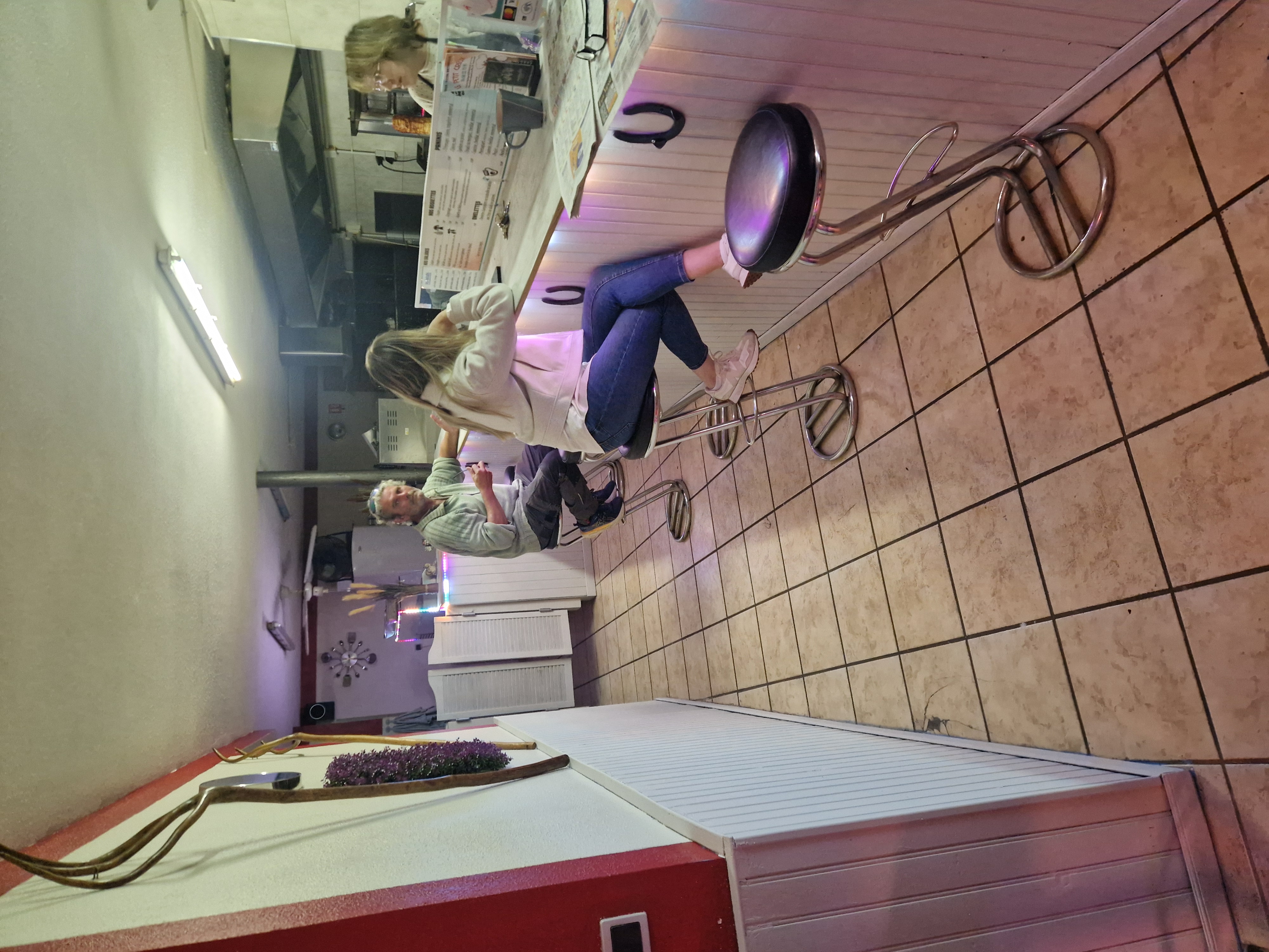 Cause retraite je vend mon fond de commerce dans les Pyrénées orientale de type restauration rapide pizzeria snack kebab créer en 2010 bien équipé. Ce bien ce situe au cœur du village face à la mairie, école, église. Parking,  licence 3, 30 places assises,  livraison sur huit villages alentours. Il y'a une pièce de repos ou de stockage de 40 m2 avec SDB,  WC , évier cuisine,  ouvert à l'année le soir , possibilité d'augmenter le c.a en ouvrant le midi. A 1/4 heure des plages et une demi heure de l'Espagne Perthus. Bail 3/6/9 renouvelables. Loyers 910 euros. Prix de vente à débattre. Possibilité d'acheter les murs commerciaux séparément.