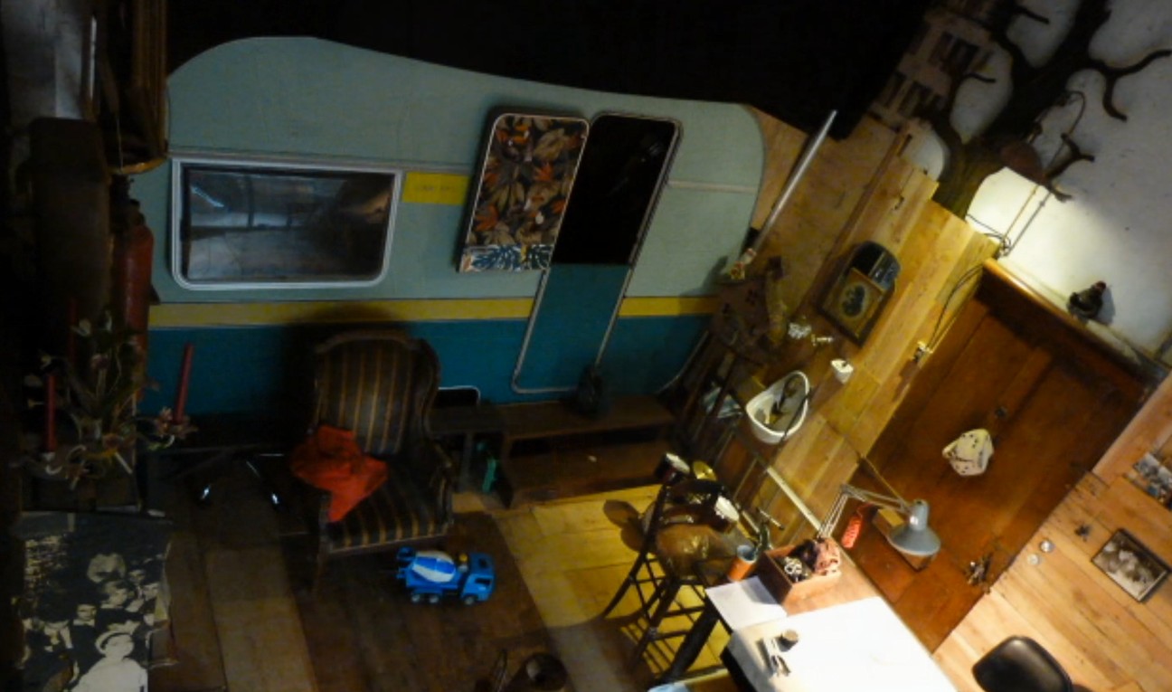 Théâtre de poche, gradin, pendrillons, tapis de danse, salle de travail, loge, cuisine le tout sur 180m carré
+
Appartement, 180M carré, grand séjour baigné de lumière, trois grandes chambres dont une suite parentale, douches, dressing, cuisine ouverte, garage...
+
4 appartements loués, 
1 studio meublé 25 m carré
1 T1 bis meublé 35 m carré
1 T2 meublé 30 m carré
1 T2 non meublé cuisine équipée 50 m carré
Rapport annuel : 18.000€
beaucoup de photos sur demande...