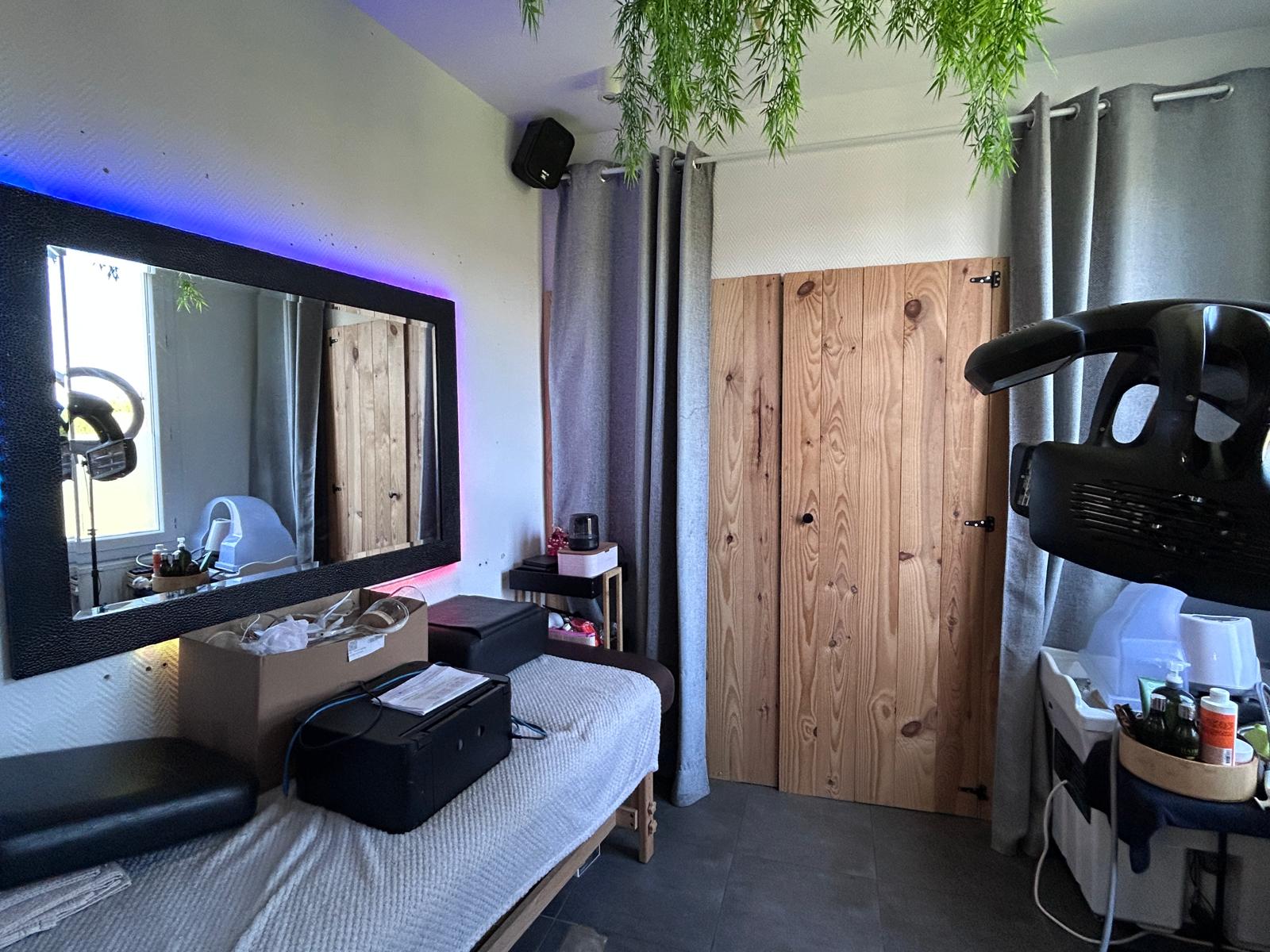En plein cœur du centre-ville de Noailles, découvrez ce salon de coiffure de 58 m², parfaitement agencé et prêt à travailler sans aucun investissement à prévoir.

L’espace se compose de 5 postes de coiffure, 3 bacs à shampooing, ainsi qu’un poste dédié à l’onglerie. Le salon propose également un véritable espace différenciant avec un siège relaxant et une zone privative dédiée au hair spa et aux soins esthétiques, apportant une vraie valeur ajoutée à l’expérience client.

Une réserve de stockage fonctionnelle, une cave ainsi qu’une cuisine complètent le lieu, offrant confort et organisation au quotidien.

Le salon bénéficie d’une clientèle fidèle et régulière, avec un chiffre d’affaires stable, ce qui en fait une reprise sereine et sécurisée. Deux salariés sont à reprendre, assurant une continuité immédiate de l’activité.

Le loyer est particulièrement attractif : 526 €.

Côté potentiel de développement, tout est déjà en place pour aller plus loin : élargissement des prestations, développement de la vente de produits capillaires, mise en place d’un système de prise de rendez-vous en ligne… les leviers de croissance sont clairs et accessibles.

Un parking gratuit juste en face du salon facilite l’accès pour la clientèle, un vrai plus pour le secteur.

Dossier commercial complet disponible sur demande.

Honoraires d'agence à la charge de l'acquéreur. Prix honoraires inclus : 82500 euros. Prix hors honoraires : 75000 euros. Honoraires TTC à la charge de l'acquéreur (10,00% du prix du bien hors honoraires) : 7500 euros.
Bien non soumis au DPE. Les informations sur les risques auxquels ce bien est exposé, y compris l'obligation légale de débroussaillement, sont disponibles sur le site Géorisques : http://www.georisques.gouv.fr.
La présente annonce immobilière a été rédigée sous la responsabilité éditoriale de Mme Magali Dumont mandataire indépendant en immobilier (sans détention de fonds), agent commercial de la SAS I@D France immatriculé au RSAC de BEAUVAIS sous le numéro 841588205, titulaire de la carte de démarchage immobilier pour le compte de la société I@D France SAS.