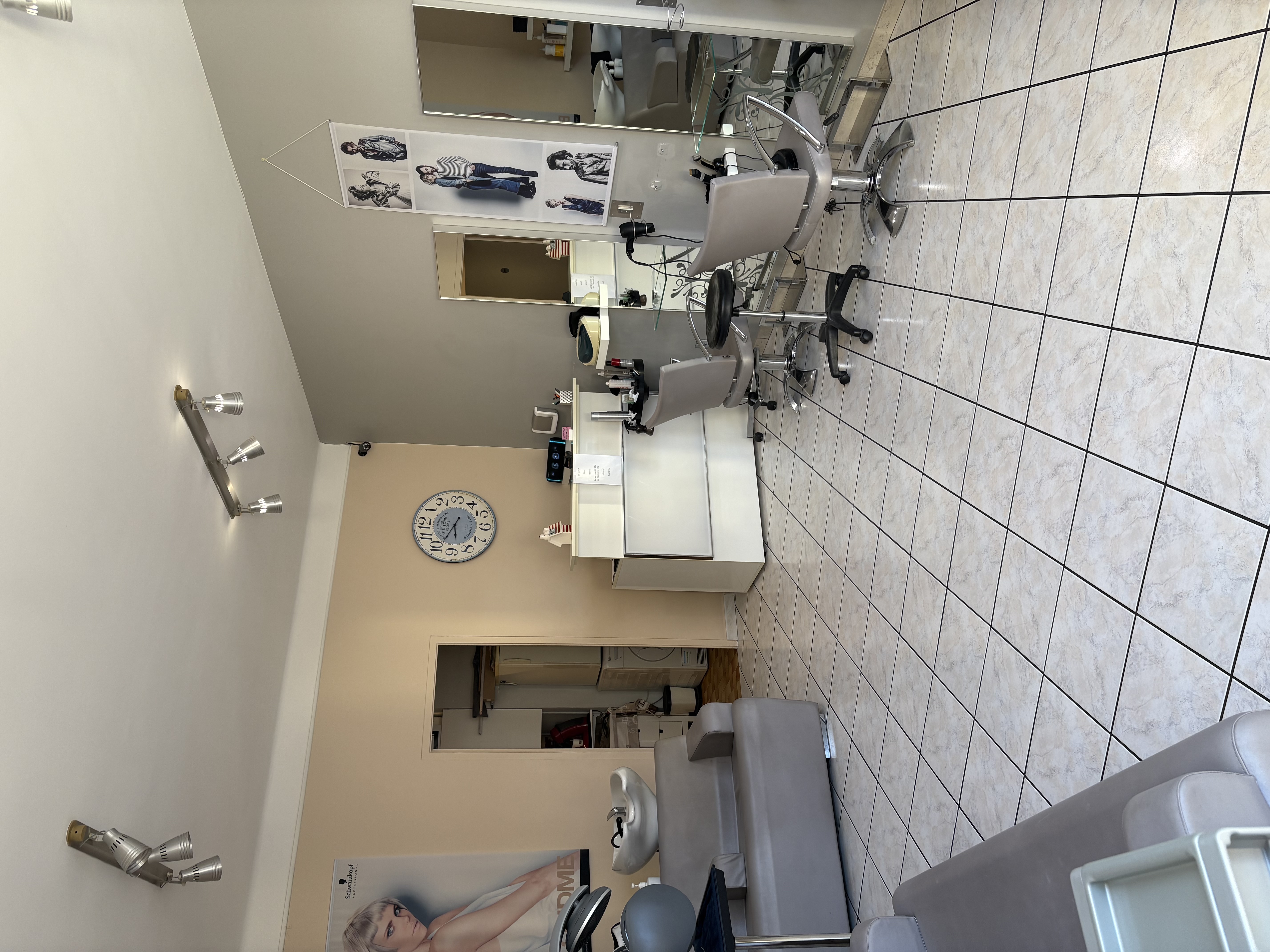 Fond de commerce salon de coiffure,dans  un charmant village Gardois, le salon fait 30 m2 avec arrière boutique de 10 m2. 3 postes de coiffage, 2 bacs de lavage, tout équipé , prêt pour travailler, clientèle très fidèle depuis 20 ans , affaire saine bon ÇA aucun employé. Loyer 518€/mois