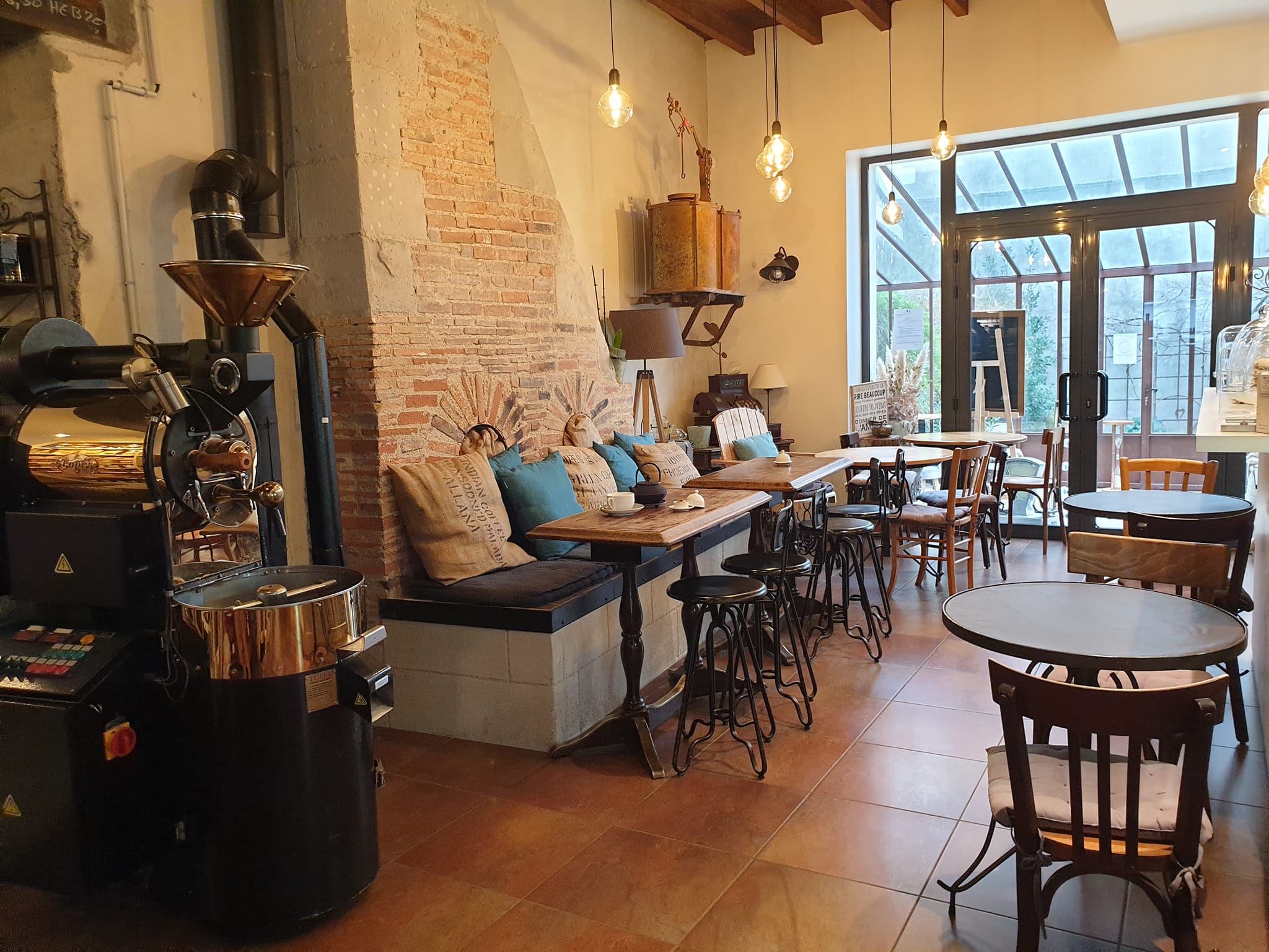 A VENDRE FOND DE COMMERCE ET MURS COMMERCIAUX (49)
Epicerie fine située à entre Angers et Saumur, à 6km des bords de Loire, dans une commune dynamique et touristique qui a également obtenu en 2025 la médaille de bronze de la meilleure épicerie fin de France.
Commerce crée en 2008 et bénéficiant d’une excellente notoriété locale et d’une clientèle fidèle. 
L’activité combine plusieurs univers qui en fait un lieu chic mais très familial. La Surface est de 160m² composé d’un espace de vente de 90m² et d’un étage de 70 m² qui comprend la partie stockage et bureau
-	Epicerie sucrée et salée
-	Salon de thé avec 3 espaces distincts, le 1er en intérieur, dans la continuité une verrière de 22m² et un jardin Toscan de 100m² à l’abri des regards (en plus des 160m² intérieur)
-	Une activité de torréfaction artisanale avec un torréfacteur installé au cœur de la boutique qui permet de proposer une quinzaine de références de cafés du Monde
-	La vente de thés, tisanes, infusions où se mêlent une centaine de références avec des grandes maison comme DAMMANN FRERES ou encore COMPTOIR FRANÇAIS DU THE
-	Une partie vente d’accessoires thé et café
-	La vente de bonbons de chocolat en vrac ou ballotin avec des fournisseurs comme GUISABEL ou VALRHONA
-	Une cave à vin, comprenant une centaine de références, une quarantaine de spiritueux et des bières locales
-	Des cadeaux gourmands et produits du terroir
Une cuisine est également présente et équipée de matériels professionnels
La partie boutique est climatisée. 
L’établissement est reconnu en accessibilité handicap et toilettes PMR.
Outil de travail opérationnel immédiatement et qui dispose d’une licence 4
Accompagnement possible lors de la reprise afin de faciliter la transition et d’une formation au besoin sur la torréfaction.
Potentiel de développement (évènement, dégustation, panier cadeaux…)
Dossier complet et renseignements complémentaires sur demande après un premier échange par téléphone et/ou visite
Prix du fond de commerce : 120000€
Prix des murs commerciaux : 210000€
Les 2 peuvent être vendus indépendamment. 
CA 2024 : 280k€ / CA 2025 : 261k€
Le fond de commerce comprend 1 salariée.