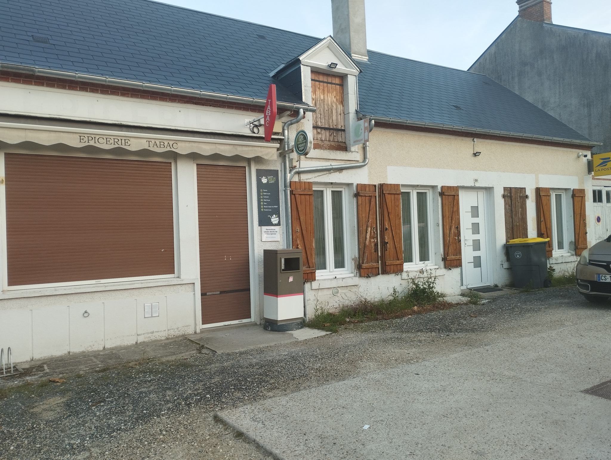 URGENT CAUSE DECES

Vends fond de commerce Tabac -Epicerie multiservices -station services: 
activités : Tabac, épicerie, dépot de pain, station service, dépot de gaz, colis, la poste
Seul commerce du village avec le restaurant
Axe très passant clientèle locale+ de passage
commerce à redynamiser après la fermeture suite au décès du propriétaire

habitation maison de ville 3 chambres -1500m² de terrain attenant 
vente de murs possible 
contactez moi pour plus d'informations