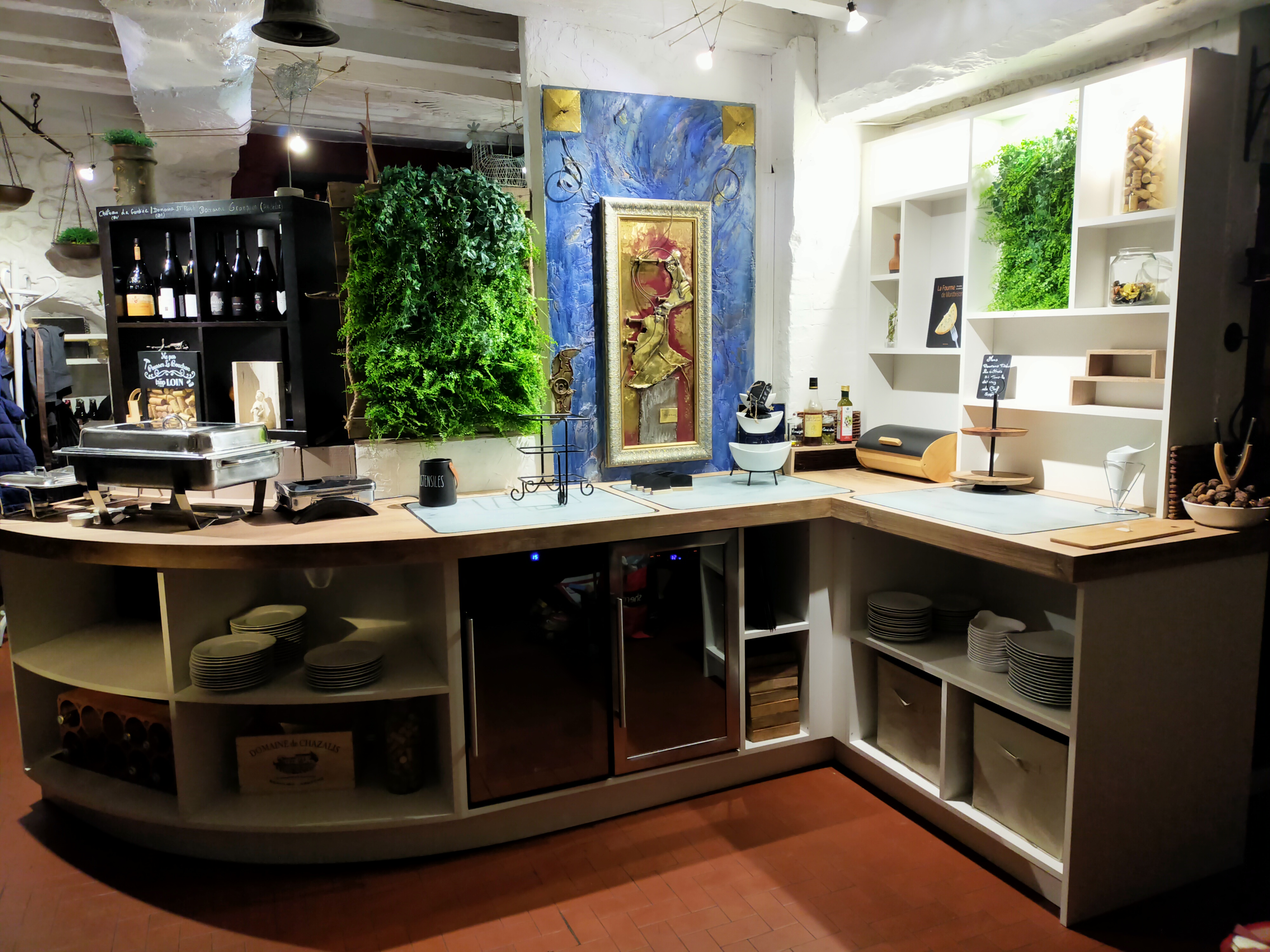 A vendre petit restaurant dans une ruelle piétonne du vieux St Galmier, pays de la Badoit. Capacité actuelle de 20 places plus possibilité de quelques tables dans la ruelle en été. Lieux atypique, plein de charme. 
Carre buffet, fonctionne actuellement en buffet dégustation mais peut être aménagé autrement. 
Faible loyer, dépendance à l'étage. 
Établissement pouvant être tenu par un couple, avec potentiel développement.