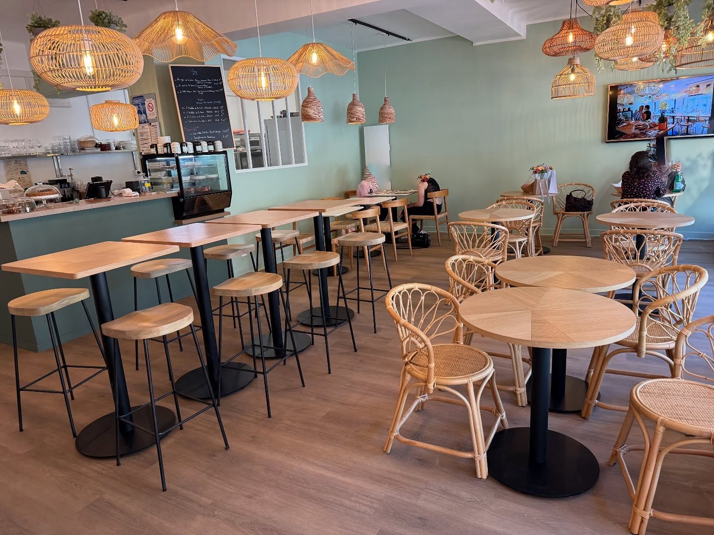 À céder, fonds de commerce de restauration légère, brunch et salon de thé bénéficiant d’un emplacement privilégié sur une place commerçante dynamique du centre-ville de Jargeau.
L’établissement propose une offre appréciée de petits-déjeuners, brunchs, déjeuners et pauses gourmandes. Son concept est complété par l’organisation d’événements, d’ateliers, de privatisations ainsi que par la mise à disposition d’un espace coworking, créant un véritable lieu de vie convivial et chaleureux.
Situé à seulement 100 mètres du parcours de la Loire à Vélo, l’établissement bénéficie d’une clientèle fidèle composée d’habitants, d’actifs, de professionnels et de visiteurs de passage.
La qualité de l’accueil et des prestations est reconnue, comme en témoigne son excellente note Google de 4,9/5. L’établissement bénéficie d’une belle visibilité extérieure grâce à sa présence dans le Petit Futé 2026, sa référence au Gault & Millau et l’obtention du label Accueil Vélo, particulièrement pertinent compte tenu de sa proximité immédiate avec l’itinéraire de la Loire à Vélo.
Le local développe une surface d’environ 90 m² et dispose de 26 places assises en intérieur ainsi que d’une terrasse de 16 couverts. Sa belle vitrine lui assure une excellente visibilité depuis la place.
La cuisine professionnelle ouverte est entièrement équipée et adaptée à l’activité actuelle. Le local ne dispose pas d’extraction. La décoration, le mobilier et les équipements sont récents, permettant une reprise immédiate sans investissement complémentaire majeur.
L’établissement bénéficie par ailleurs d’un loyer particulièrement maîtrisé de 800 € par mois, constituant un réel atout pour la rentabilité de l’exploitation.
Cette affaire clé en main conviendra aussi bien à un professionnel de la restauration qu’à un porteur de projet en reconversion souhaitant reprendre un concept actuel, déjà installé et reconnu localement.
Chiffre d’affaires : 114 000 €
Loyer : 800 € / mois
Prix du fonds : 70 000 € hors stock
