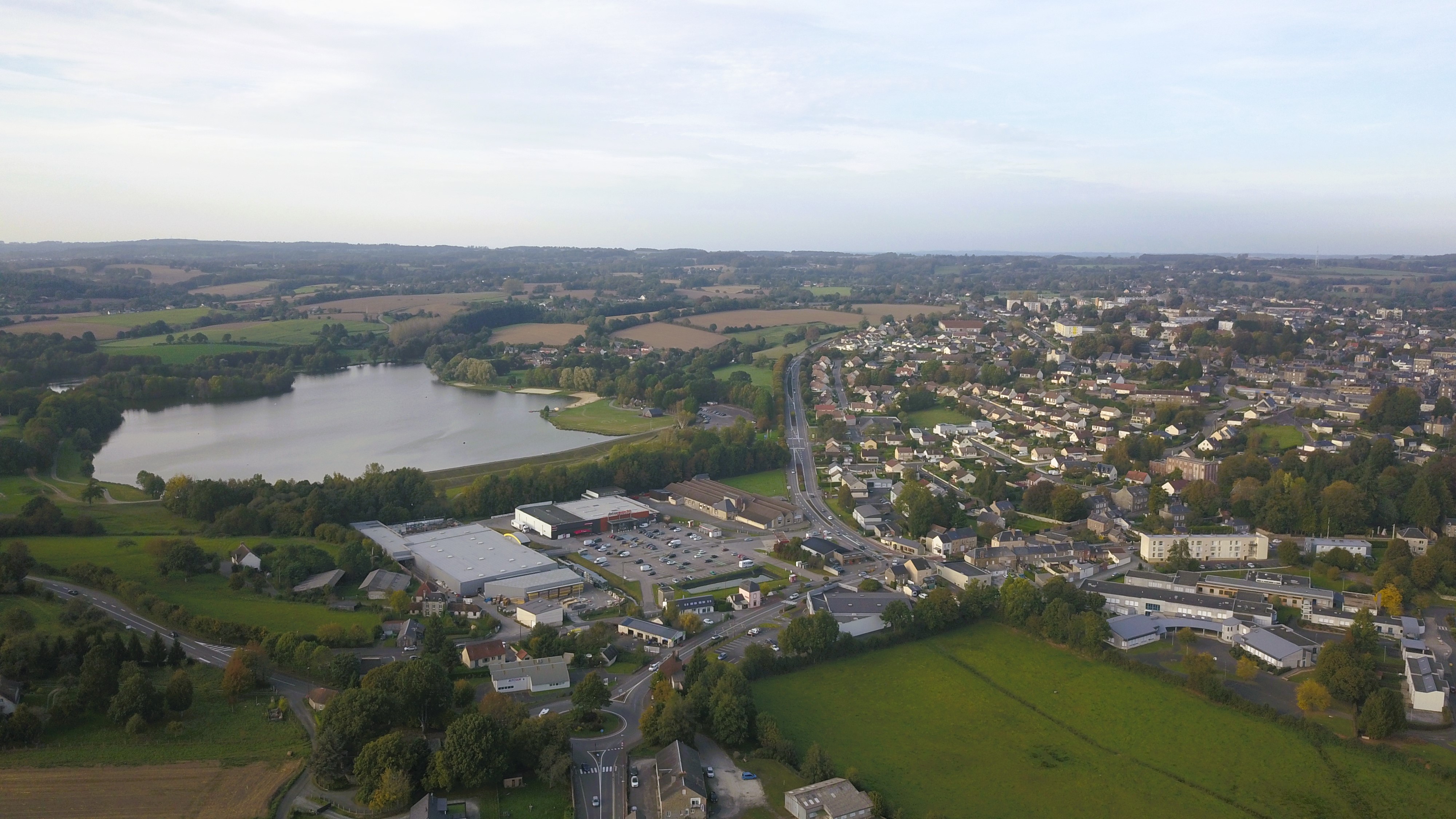 Sur la commune de La Ferté-Macé, à 5 km de la station thermale et touristique de Bagnoles de l'Orne, sur l'axe stratégique (7000 véhicules jour) reliant le centre-ville et la zone commerciale Leclerc,

Un ensemble immobilier réparti sur deux sites distants de 500 m :
1er site : Un bâtiment de 770 m² comprenant serre, magasin, auvent.
Un bâtiment de 450 m² à usage de serre
Une serre-tunnel plastique de 400 m²
Terrain et parking
Le tout sur 6398 m²

2ème site : Un bâtiment de 230 m² à usage de stockage et logement de deux pièces de 50 m² Deux bâtiments d'environ 650 m² à usage de serre
Deux serres-tunnels. Puits.
Terrain
Le tout sur 1.63 ha