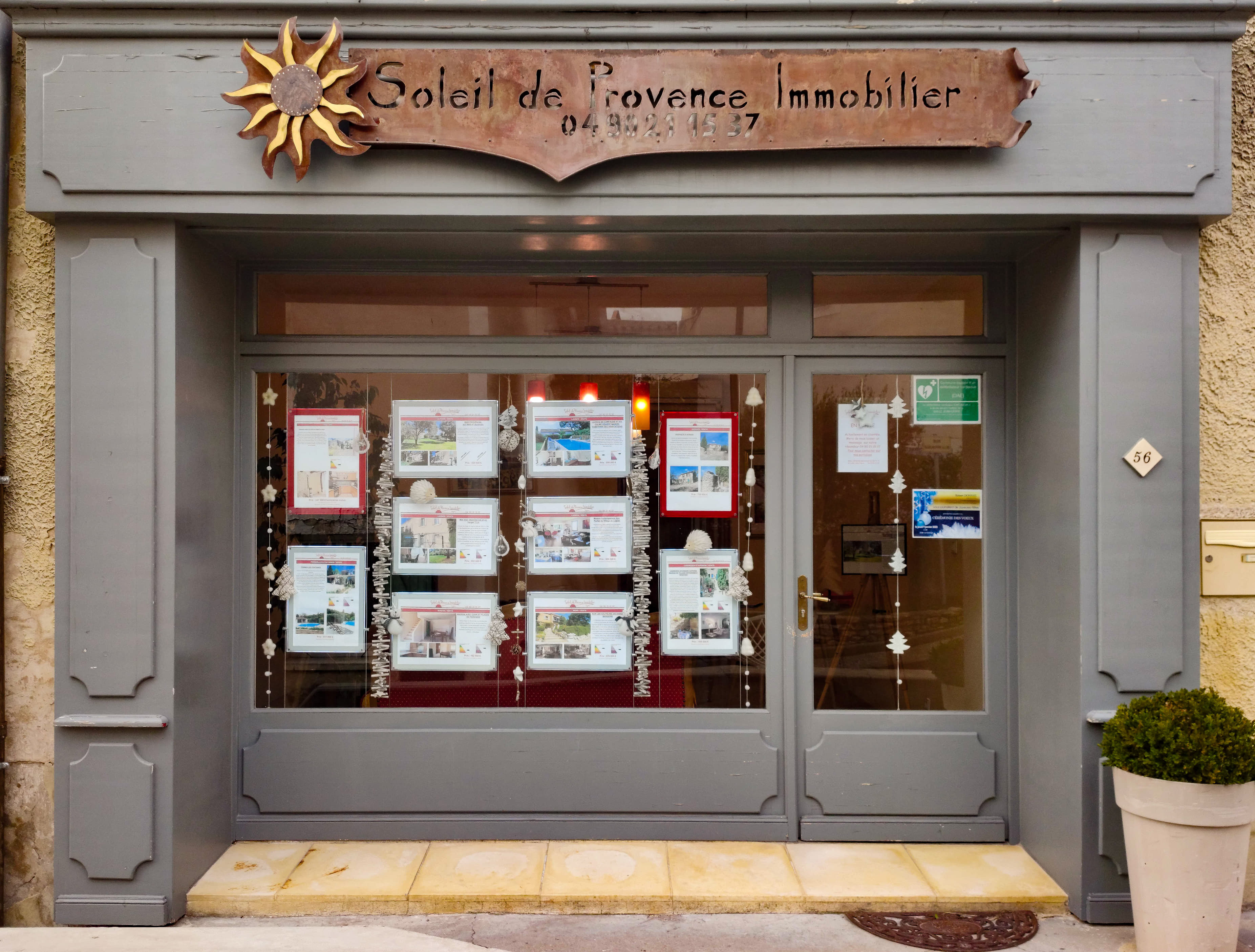 Depuis 2005, j'ai eu le plaisir de servir mes clients et de contribuer à de nombreux projets immobiliers. Aujourd'hui, je souhaite transmettre cette entreprise à une personne passionnée et désireuse de poursuivre cette belle aventure.
Cette décision fait suite à mon départ à la retraite prévu pour le 19 décembre 2025.
Je cède mon fonds de commerce, situé au 56, rue de la République à Lagnes, qui bénéficie d'un emplacement stratégique à fort passage dans le centre du village. 
L'activité principale de l'agence est la transaction et la location, sans la gestion. Il est important de noter que j'ai une forte demande en location saisonnière et en gestion, ce qui pourrait représenter une belle opportunité pour le futur repreneur. 
Pour toute information complémentaire, je vous invite à me contacter au 04 90 21 15 37 ou par email à contact@soleildeprovenceimmobilier.com 
J'espère trouver un repreneur motivé pour continuer cette belle histoire.