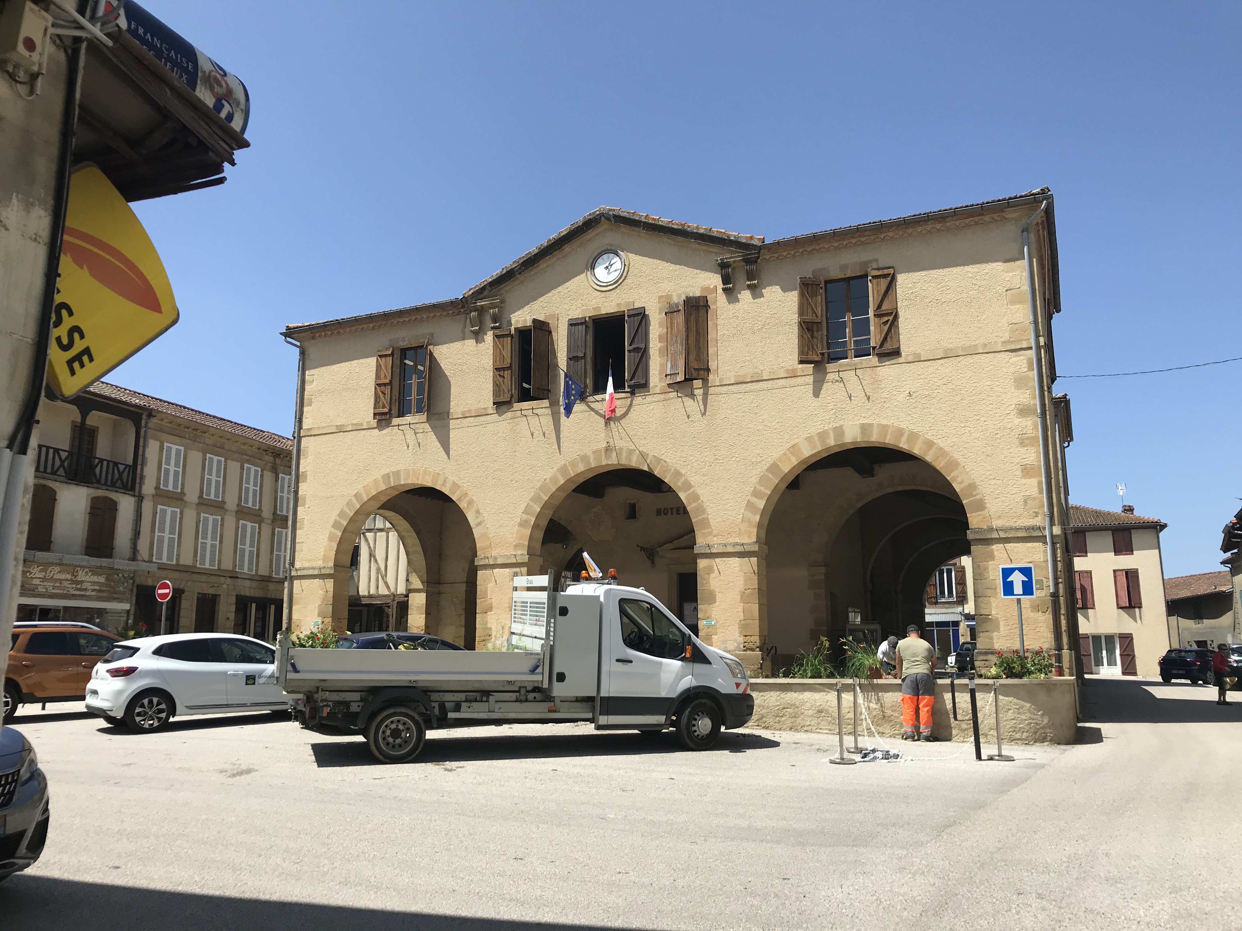 Vends Tabac-Presse-Loto situé au centre d'un charmant village du sud-ouest. Village dynamique avec toutes les commodités ( supérette, boulangerie, boucherie, pharmacie, bar, poste, banque, école etc...). Aucune concurrence à moins de 15 km. belle surface de vente d'environ 50 m², une arrière boutique de 17 m² avec vitrine sur rue offrant la possibilité de laisser libre cours à votre imagination pour diversifier votre commerce, un bureau + réserve de 15 m² permettant de passer vos commandes sans être dérangé par la clientèle, et enfin un sous sol de 28 m². Aucun personnel à reprendre.