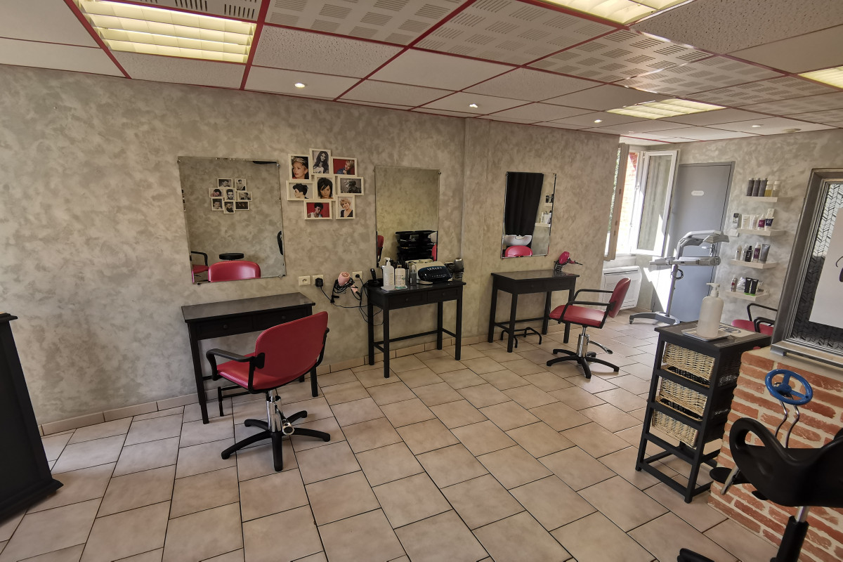 A Genouilly, village de campagne dynamique entre Vierzon (18) et Romorantin-lanthenay (41). Sans concurrence ! 
Idéal première installation ! 
22 m2 + 2 m2 de réserve, 5 postes, 2 bacs. Salon climatisé, aux tendances actuelles, matériel en bon état.
Bon résultat, CA constant, évolution possible en augmentant l'amplitude horaire. 
Clientèle agréable et variée, fidélisée depuis 18 ans. 
Pas d'employés à reprendre. 
Nombreux commerces à proximité ( 2 bars/restaurants, épicerie, garagiste...) Médecin, école, crèche, centre de loisirs, nounous... Parking facile et gratuit. Loyer faible (moins de 220?)
 Normes handicapés OK. 
Curieux s'abstenir, merci.

25000? 
BP en poche, c'est le bon moment pour vous lancer dans l'aventure !!! ??