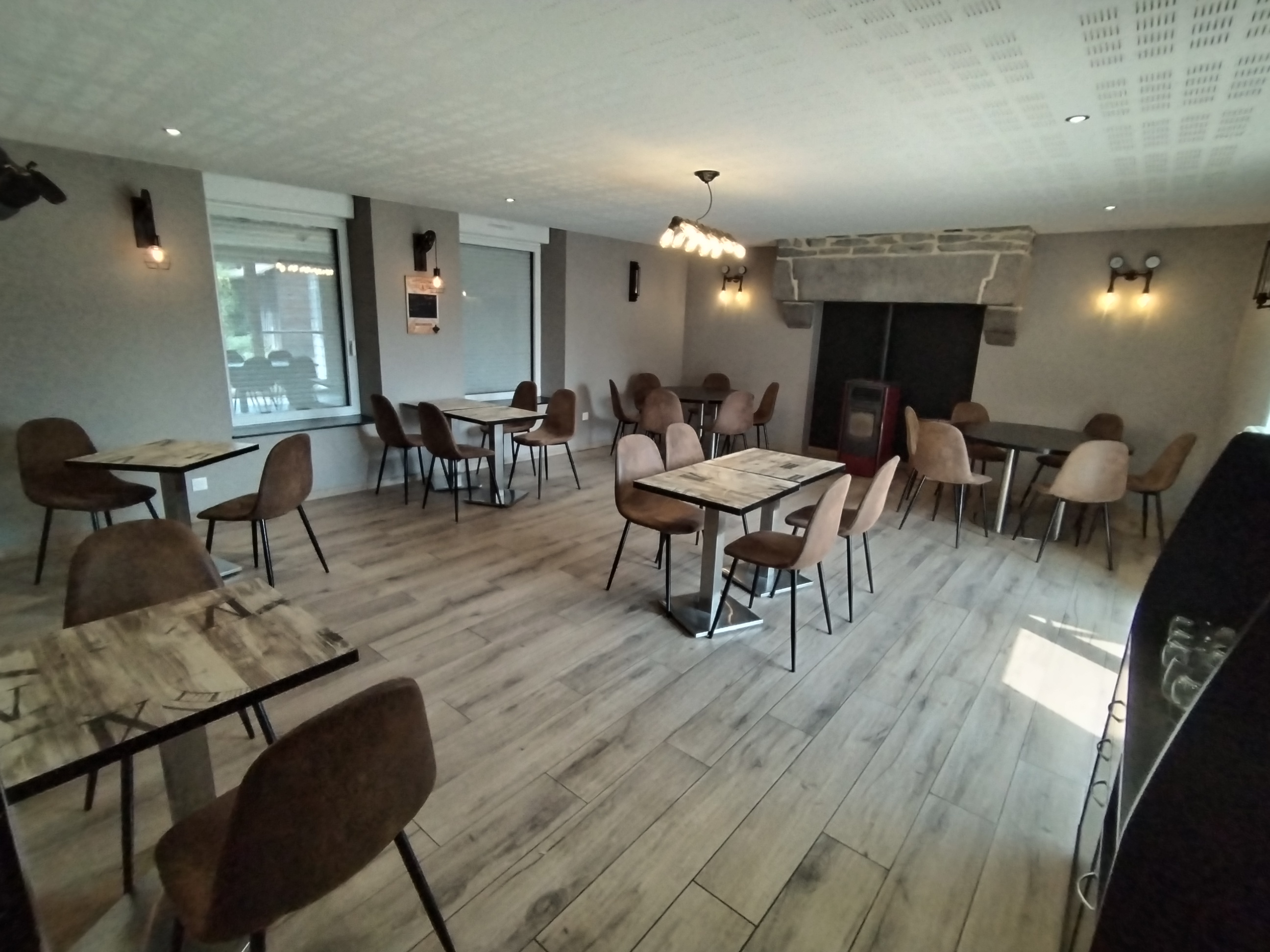 Cuves, commune rurale mais dynamique de 260 habitants au cœur du Sud Manche, recherche personne motivée pour reprendre son commerce multiservices en location gérance : restaurant, bar (licence IV), dépôt de pain … Potentiel pour développer d’autres services.
L’établissement comprend au rez-de-chaussée, une partie bar ouvert sur les deux salles de restaurant lumineuses (pour 30-40 couverts chacune). L’une est agrémentée d’une belle cheminée en pierre ouverte et l’autre d’une cheminée équipée d’un poêle à granulée. Une terrasse extérieure complète la capacité d’accueil aux beaux jours.
Une cuisine totalement équipée est desservie par plusieurs pièces comprenant notamment une laverie et une chambre froide. 
Au-dessus du commerce, logement de 121 m², comprenant : une pièce à vivre avec coin cuisine, un salon, 2 chambres, une salle d’eau, une 3ème chambre indépendante avec salle de bain et une grande pièce supplémentaire pouvant faire office de salon, chambre, bureau… + cour privative.
Clientèle locale à fidéliser, cuisine familiale et menus ouvriers à privilégier et à développer, avec un réel potentiel.
Compétences indispensables : vous devez avoir des diplômes dans le domaine de la restauration et/ou de sérieuses références et savoir tenir une comptabilité.
Si vous êtes d’un tempérament entreprenant, ouvert aux autres, disponible, avec un esprit rural et le sens de l’accueil,
Merci de nous adresser dans un premier temps votre candidature, en nous précisant de façon détaillée :
-	Votre expérience et celle de votre conjoint(e) si vous souhaitez vous installer à 2
-	Vos formations (scolaires et autres)
-	Si vous avez des enfants (nombre et âge)
-	Pourquoi vous souhaitez vous installer chez nous, surtout si vous n’êtes pas dans notre secteur 
-	géographique
-	Si vous avez déjà un projet pour l’établissement…
Aucune visite ne sera organisée sans ce minimum d’information.
Locaux disponibles de suite.