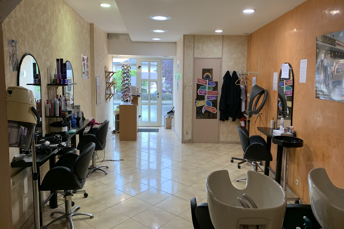 Vends fond de commerce 
Salon de coiffure tout équipé , une surface de 50m2 avec un loyer de 542,93? situer à pamiers 
Clientèle fidèle , parking à 50m gratuit 
Pour tout bail commercial sauf restauration