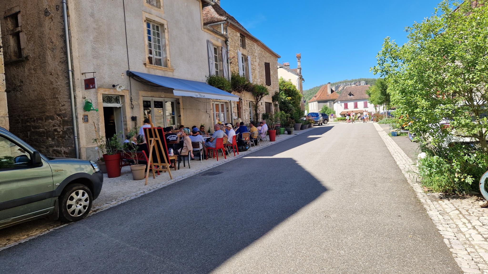 Nous vendons, dans le coeur du Bourg de Marcilhac-sur-Célé (Lot), un ensemble indissociable de 3 bâtiments et 1 fonds de commerce. Idéal pour un couple de pèlerins-marcheurs.
Marcilhac est un village « hors du temps » de 200 habitants en bord de rivière avec épicerie, boulangerie, poste, médecins, école primaire, idéalement situé sur le chemin de Compostelle (Variante dite « du Célé » GR651).
Le fonds de commerce couvre un gite de marcheurs et un café, exploités par nos soins.
Description
- Batiment N°1 Gite d’étape = au rez-de chaussée 1 salle commune, 1 cuisine ouverte, puis sur 2
niveaux 4 chambres (15 couchages), 3 salles de bain, 1 cabinet de toilette, 5 WC, 1 cave. Le
tout sur 110m² habitables (135m² au total).
- Bâtiment N°2 Café/Resto = au rez-de-chaussée, une salle de restaurant (19 couverts , 25 en terrasse),
cuisine et plonge aménagées et équipées, buanderie, WC. Sur 72 m² (80 m² au total). Au
dessus, un étage et combles à restaurer entièrement sur 105 m² habitables (150 m² au total),
bel espace avec potentiel. Toiture refaite à neuf en 2019.
- Batiment N°3 Habitation = au rez de chaussée, un séjour avec cuisine ouverte, 1 WC. Au-dessus
un étage avec chambre, salle de bain et WC, puis comble aménagé avec un cabinet de toilette
et WC. Les 3 bâtiments sont reliés par une cour qui reste fraiche tout l’été.
- Fonds de commerce « restauration/hébergement » actuellement exploité sous le statut de micro-
entreprise. License III. Chiffre d’Affaire en constante progression. Possibilités de développement.
Ouverture Avril à Octobre.