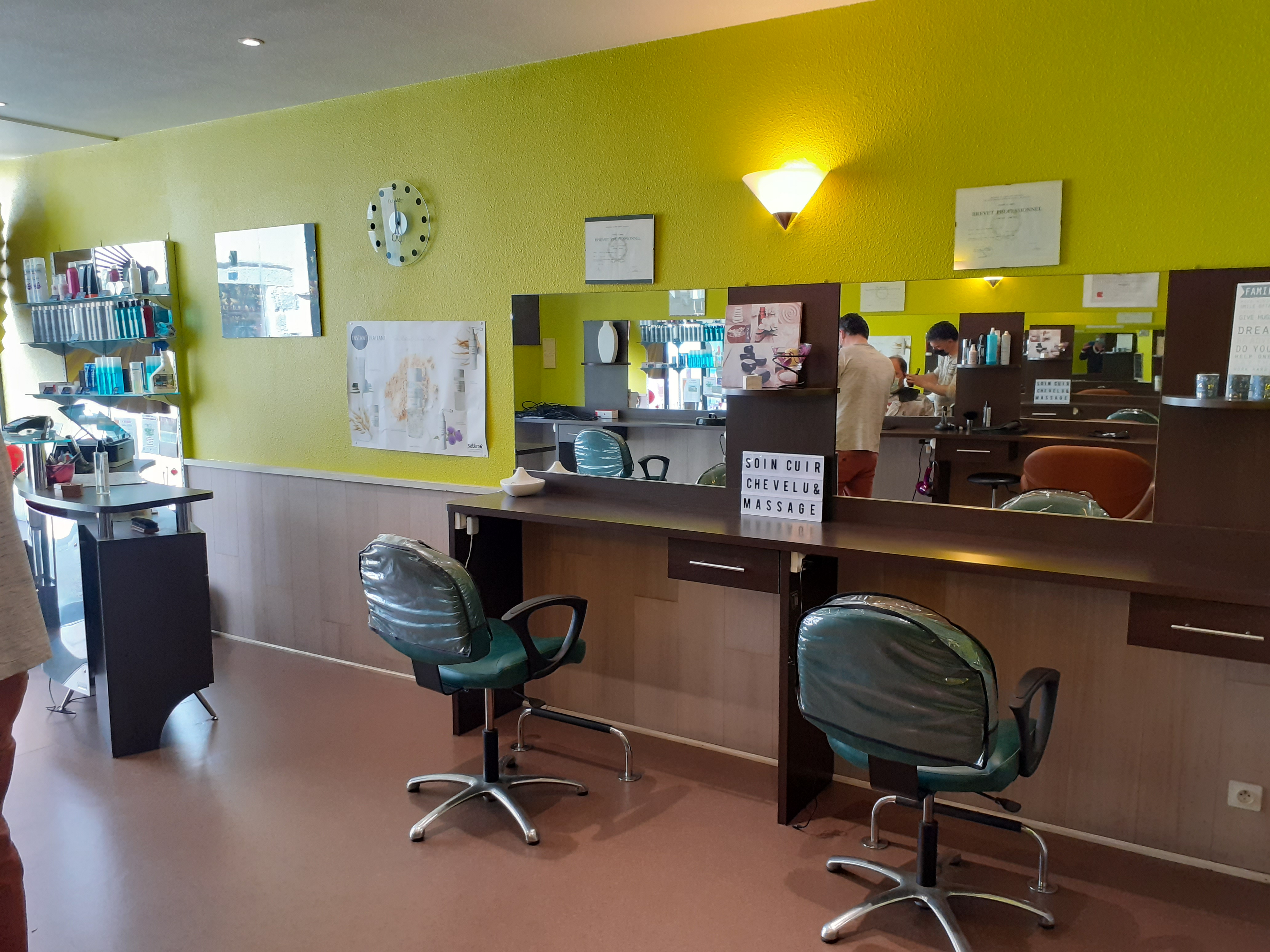 Sud-Ouest Haute-Vienne, cause retraite, vend salon de coiffure , implanté centre bourg, proximité autres commerces, avec stationnement aménagé. Entreprise exploitée en couple, pas de salarié à reprendre. Fournisseurs locaux. Local bon état, 60 m2 , avec bail commercial , loyer 303 € par mois. CA HT 2025 : 65 700 €. Prix 17 000€ à débattre.