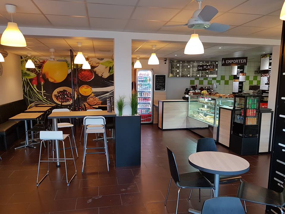 A vendre fonds de commerce de restauration rapide sur place et à emporter de bonne notoriété, situé sur un bel emplacement de centre ville avec grand parking gratuit en face.

Loudéac est une ville active de 10 000 habitants proposant de nombreux services et une belle offre sportive. Collèges et Lycées.
Loudéac est située à 40min de Saint Brieuc, 50 min de Vannes et de Rennes et 20 min du lac de Guerlédan.

Au sein du restaurant, un soin particulier est apporté à la décoration pour assurer un accueil chaleureux et agréable à la clientèle. De nombreux travaux d'aménagements et de décoration sont régulièrement faits pour offrir un lieu soigné, propre et dans l'air du temps. Aucun travaux à prévoir.

La grande salle de restauration lumineuse et climatisée permet d'accueillir 56 places assises, une terrasse couverte à l'année permet d'ajouter 12 places assises.

La cuisine fonctionnelle est équipée de matériels récents et entretenus (Four pâtissier, Merrychef, grills panini...) qui permettent de proposer une carte étoffée (Paninis, tacos, croque monsieur, burgers...).

Clientèle fidèle et régulière

Bon C.A sup à 250 000k€
Affaire très saine avec une bonne qualité de vie. 6 semaines de congés par an. Fermé les jours fériés.
Idéal pour couple ou associés en recherche de rentabilité et qualité de vie.

Les +
- Très bon emplacement
- Notoriété de plus de 15 ans
- Bonne rentabilité
- Bonne qualité de vie