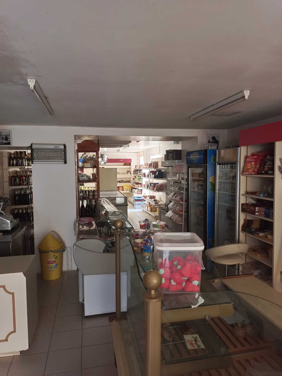 Bonjour, belle opportunité pour ceux qui cherchent à investir dans un commerce ou à s'installer dans un lieu polyvalent. La présence d'une boulangerie, d'un bar, d'une épicerie, ainsi que d'une cuisine au rez-de-chaussée offre un espace pratique et fonctionnel. De plus, les 4 chambres ( avec  un escalier entre le bar et la cuisine ) et l'appartement à l'étage (séparer du reste grâce à un escalier extérieur ) permettent d'en faire un lieu de vie confortable ou d'accueillir du personnel. Si vous souhaitez plus d'informations ou des conseils pour l'achat et du prix, n'hésitez pas à me demander. Je suis là pour vous aider avec plaisir.
Merci, très bonne journée,