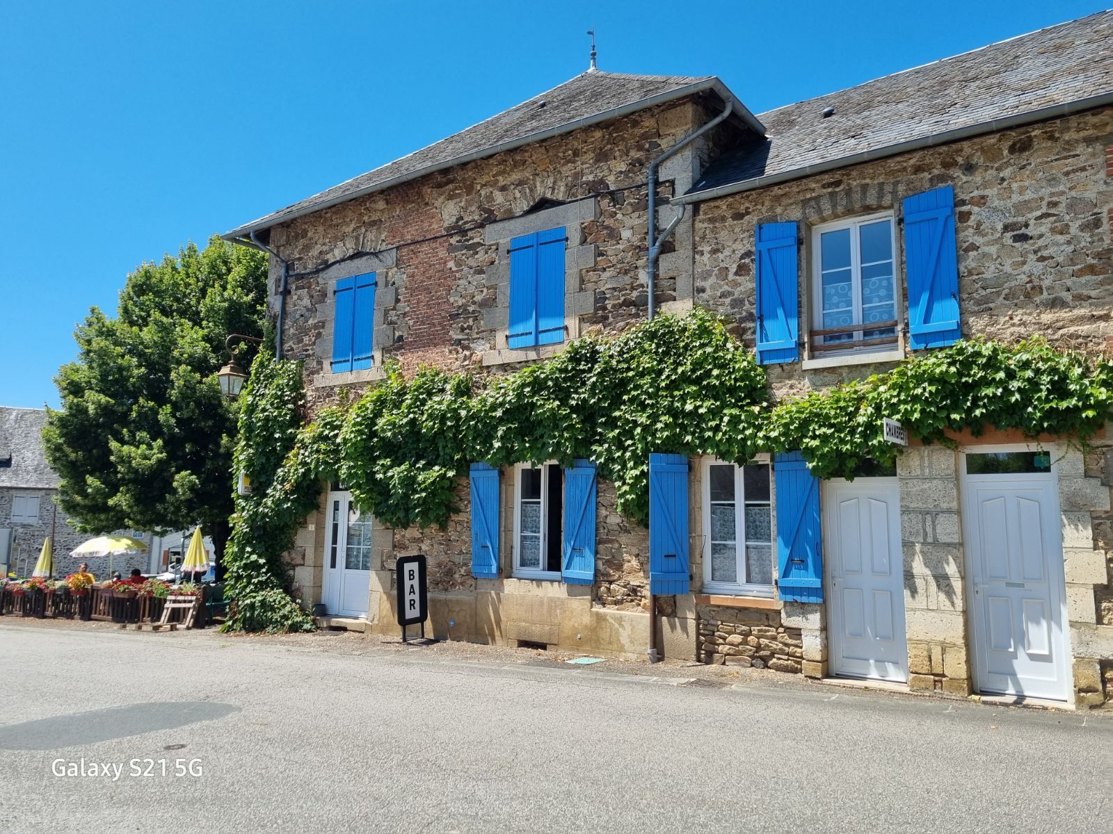 Multiservice 
Bar epicerie chambres dhotes
Dépôt pain dépôt gaz 
Relais poste relais pressing et même carburant