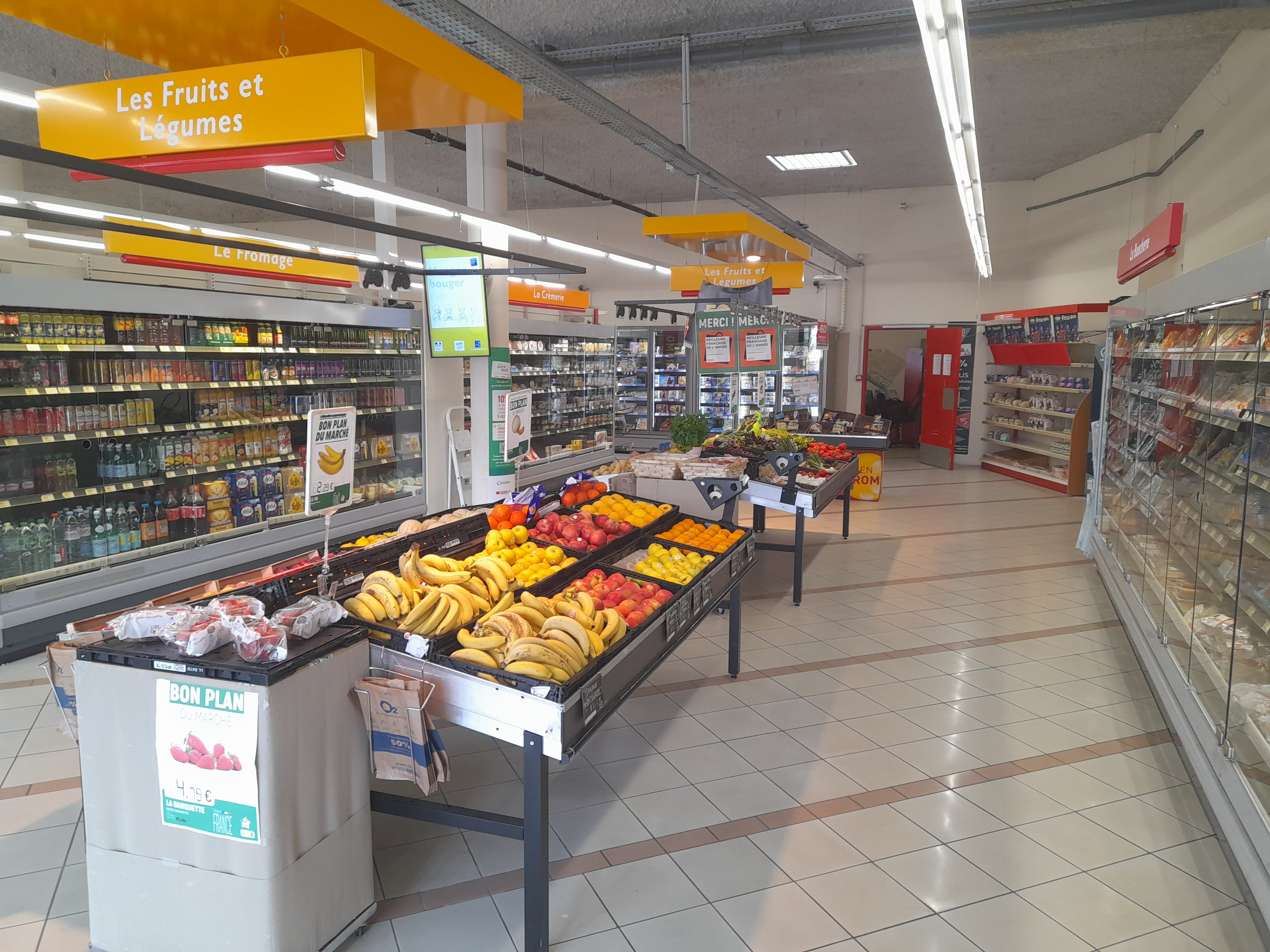 Devenez votre propre patron avec un investissement accessible

Située à Coulounieix-Chamiers (proche de Périgueux), sur un axe très fréquenté bénéficiant d'une excellente visibilité, cette supérette de proximité de 380 m² réalise un chiffre d'affaires annuel de 550 000 € et bénéficie d'une clientèle fidèle et régulière.

Cette opportunité s'adresse idéalement à un couple, un commerçant expérimenté ou un entrepreneur souhaitant reprendre un commerce de proximité clé en main avec un potentiel de développement réel.

Les atouts du commerce
✅ Emplacement stratégique avec parking privatif
✅ Magasin reconnu localement et ancré dans la vie du quartier
✅ Activités génératrices de trafic :
pain frais - point chaud performant
bouteilles de gaz
produits locaux

✅ Équipements récents et entretenus :
meubles froids renouvelés en 2023
vidéosurveillance
SAS de nuit
éclairage LED

✅ Aucun investissement majeur à prévoir à court terme

Un secteur à fort potentiel
Le magasin bénéficie d'un environnement commercial dynamique avec la présence immédiate d'une boulangerie artisanale et d'une boucherie traditionnelle.

Un programme immobilier d'environ 120 logements à proximité devrait renforcer la fréquentation et offrir de nouvelles perspectives de développement.

Une activité à développer
De nombreuses pistes permettent d'accroître encore l'attractivité et le chiffre d'affaires :
services de proximité
produits locaux
offre snacking et déjeuner
partenariats avec les entreprises du secteur
développement des services aux habitants

Informations clés
Surface : 380 m²
Chiffre d'affaires : 550 000 €
Redevance locative : 50 000 €
Localisation : Coulounieix-Chamiers (24)

Pourquoi s'intéresser à cette affaire ?
Cette supérette constitue une opportunité rare pour un entrepreneur recherchant un commerce de proximité déjà installé, bénéficiant d'une clientèle fidèle, d'un emplacement visible et d'un potentiel de progression dans une zone en développement.

Contactez-nous pour obtenir le dossier complet et échanger sur les conditions de reprise.