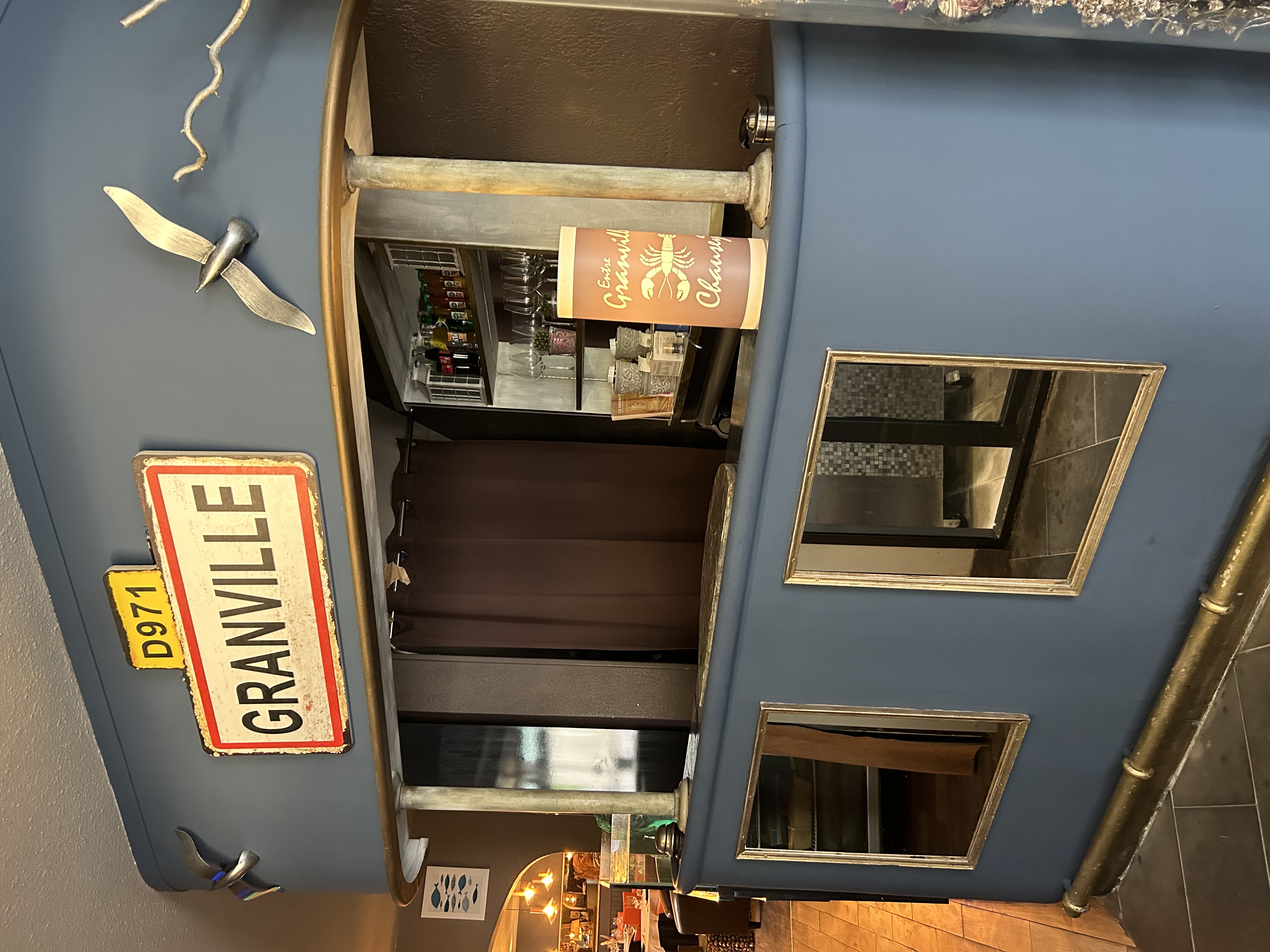 Vend fond de commerce restaurant situé au cœur du centre ville de Gaillon. Vue sur le château, parking en face le restaurant. Actuellement 25 cvts possibilité d augmenter la capacité, ouvert 4 jours par semaine, 5 semaines de congés annuels. Sous sol 100 m2, au rez de chaussée cuisine toute équipée et neuf, restaurant et boutique poissonnerie, 1er toilettes clients et salon, 2eme appartement 2 pièces et salle de bain (à rénover) petit loyer et bail neuf, pas de salarié a reprendre. Ce petit bijou vous attend clé en main