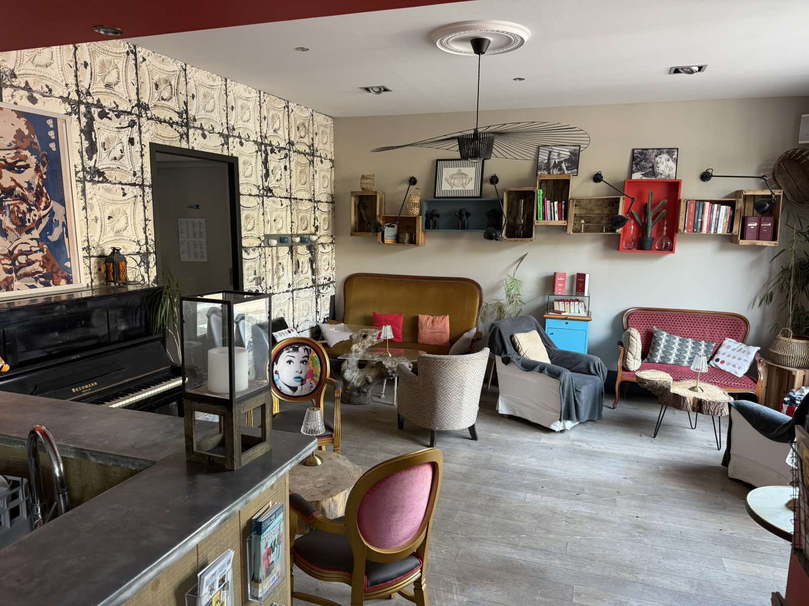 *À CÉDER pour projet perso - Restaurant Traditionnel PONT-ST-ESPRIT 30*

Emplacement premium : centre-ville, face au marché du samedi + parking gratuit.

*Situation actuelle* : Service midi uniquement 5j/7. CA 2025 : 165K€ sur 10 mois.
Aucun salarié à reprendre.

*FORT POTENTIEL À DÉVELOPPER :*
1.  Ouverture soir/week-end/évènementiel
2.  Bar + Cave à vins + Epicerie fine / produits locaux
Objectif atteignable : 250K€ à 300K€ de CA

*Le local* : 250m² + ∼100m² réserve. 60 int + 35 terrasse privée.
Bar, salon, cave à vins existante, cuisine pro équipée valeur 50K€.

*Points clés* : Licence IV incluse. Loyer 1500€HT/mois.
Prix : 120K€ à débattre
Visites sur RDV uniquement